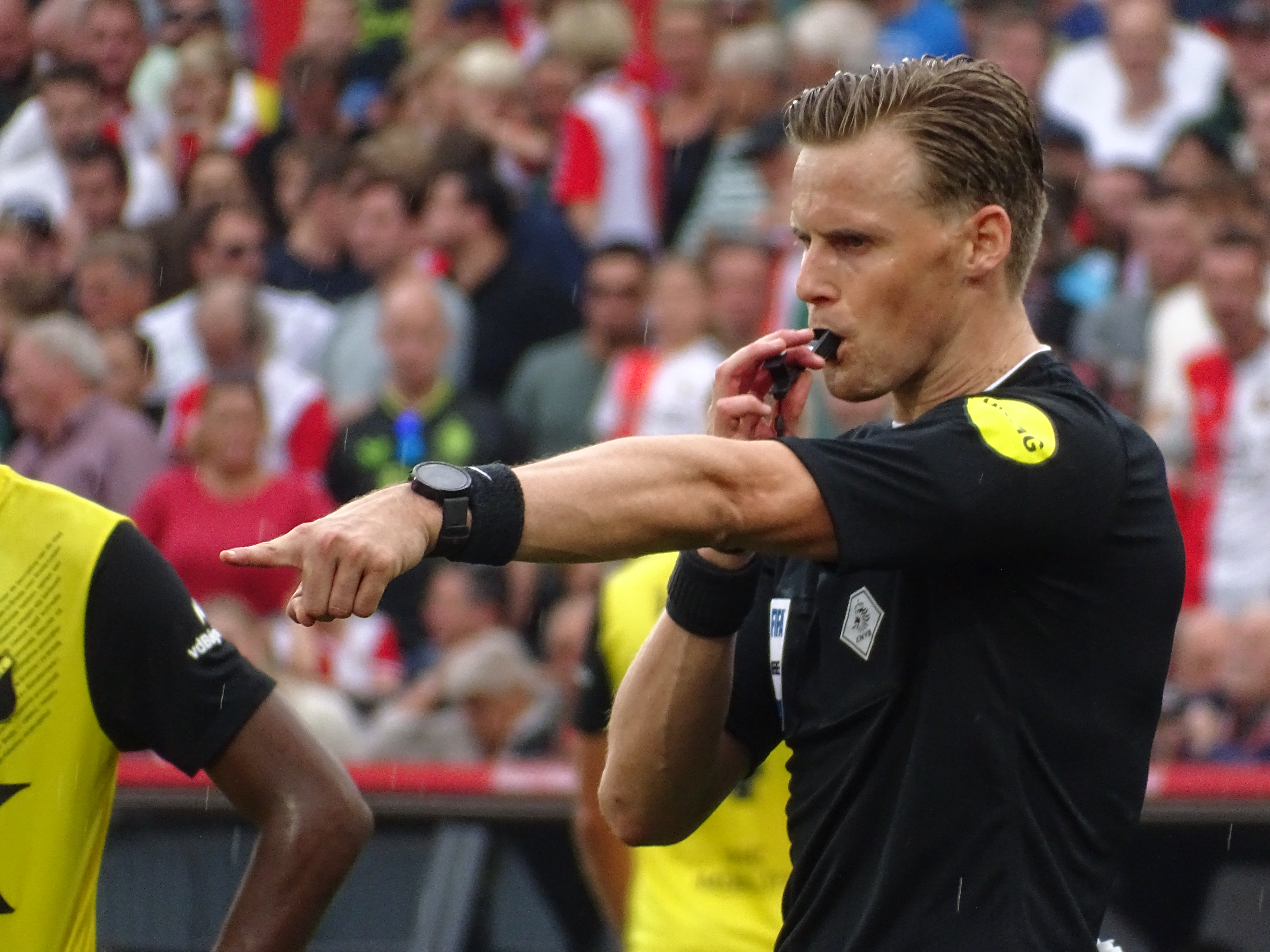 Scheidsrechters lichten VAR-beslissingen toe tijdens bekerduels