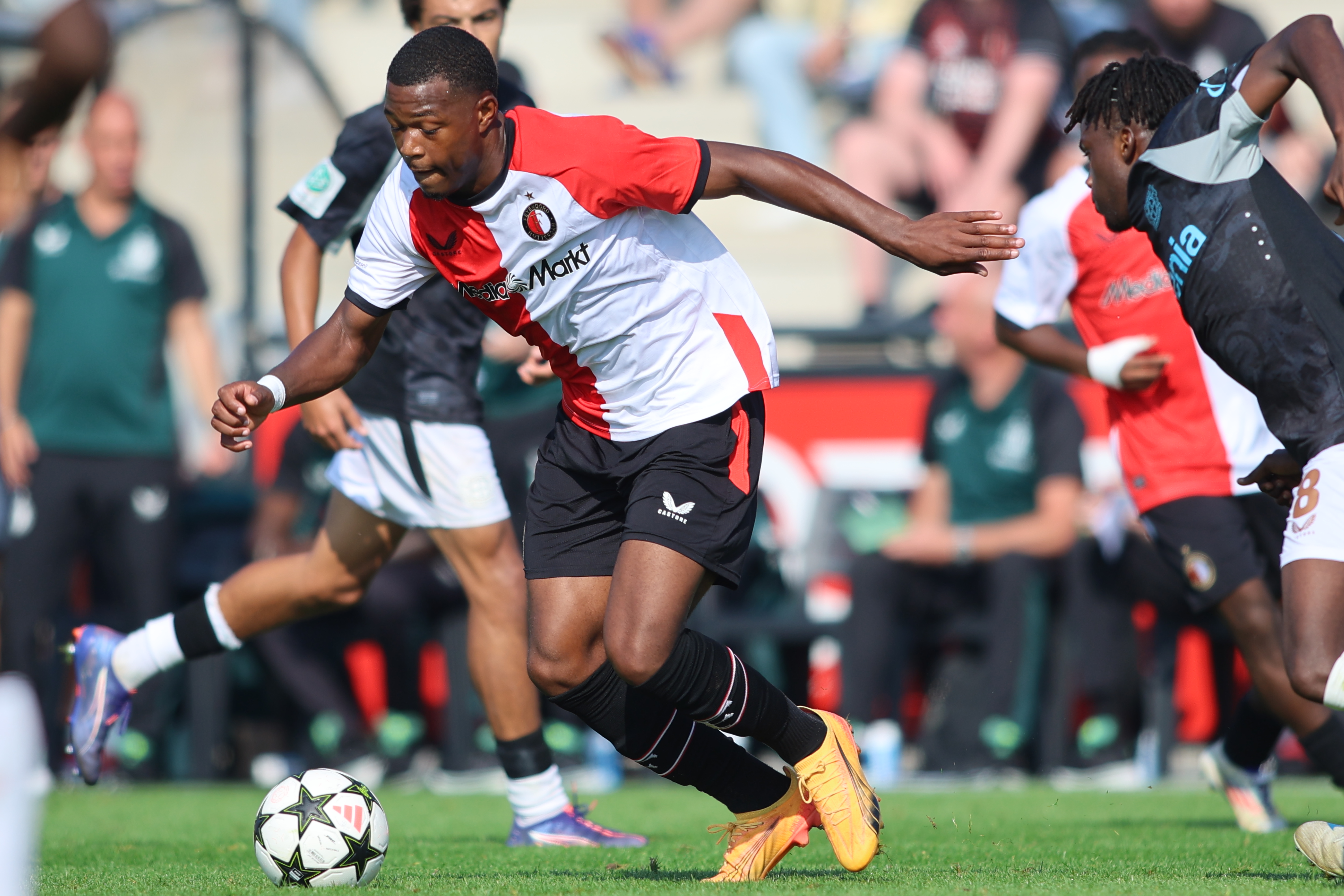 Redmond start in de basis en maakt debuut voor Feyenoord