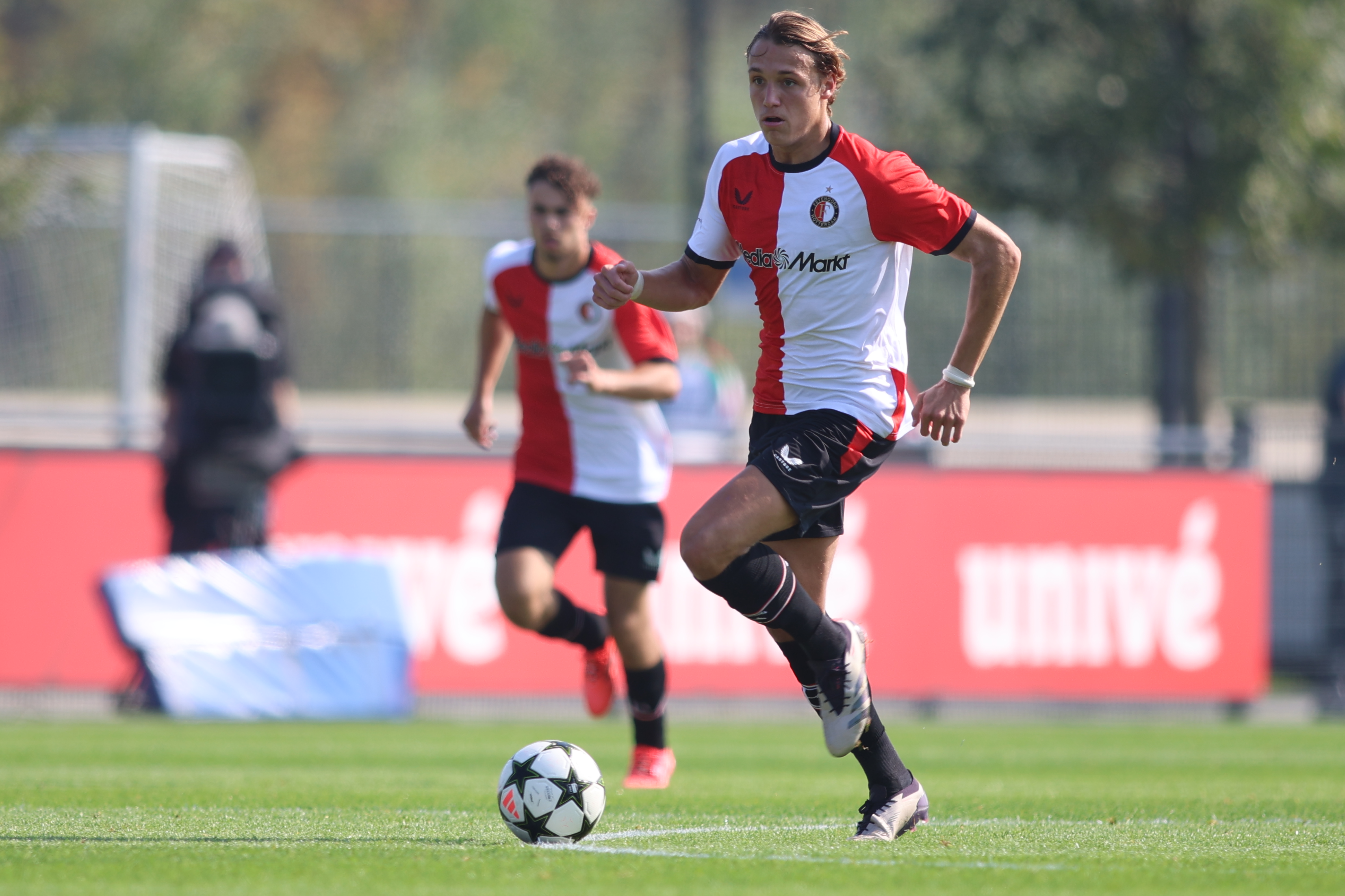 Tobias van den Elshout traint met eerste elftal in aanloop naar PSV-uit