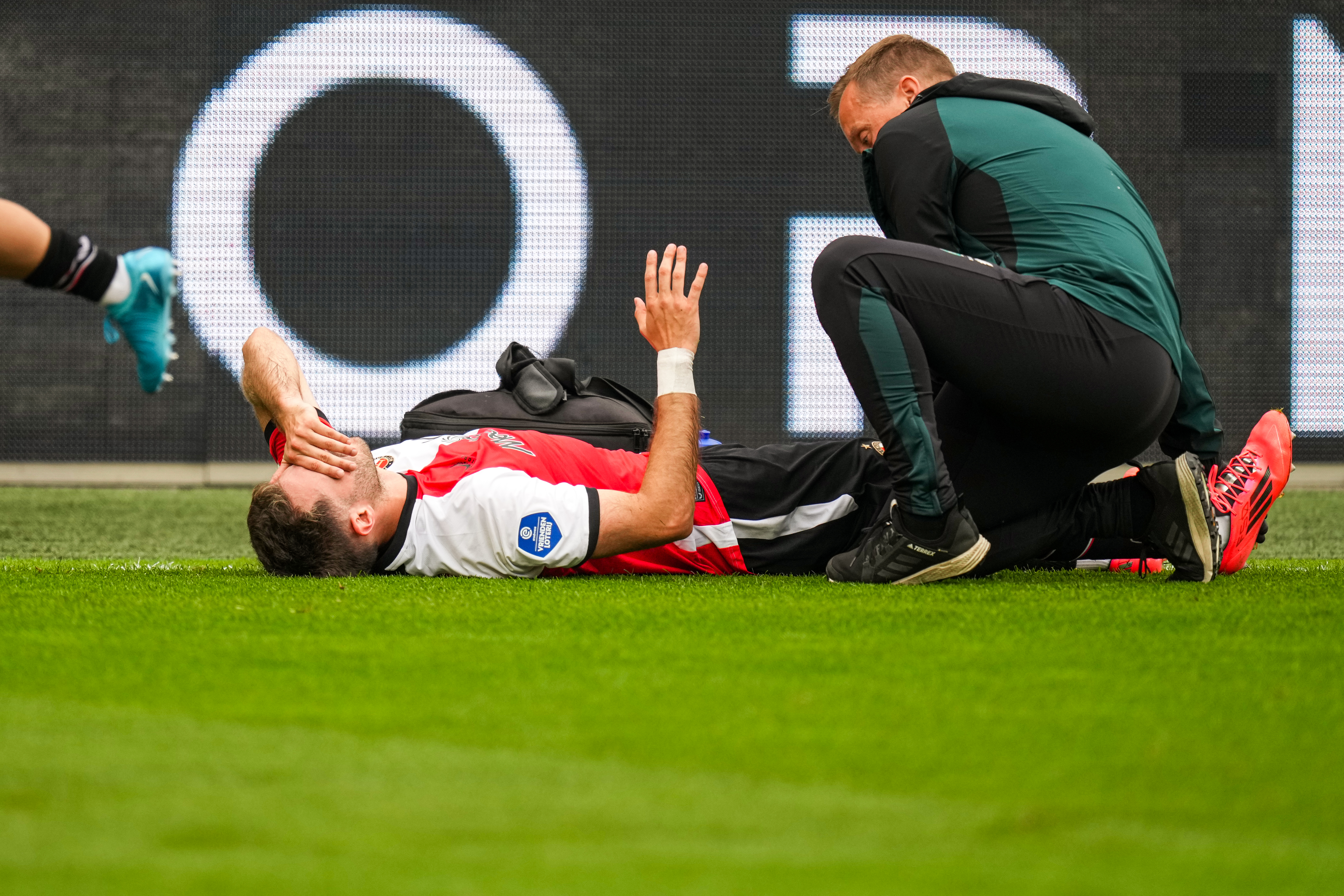 Feyenoord onderzocht oorzaak blessures: "Gelukkig zien we nu een beetje licht aan het eind van de tunnel"
