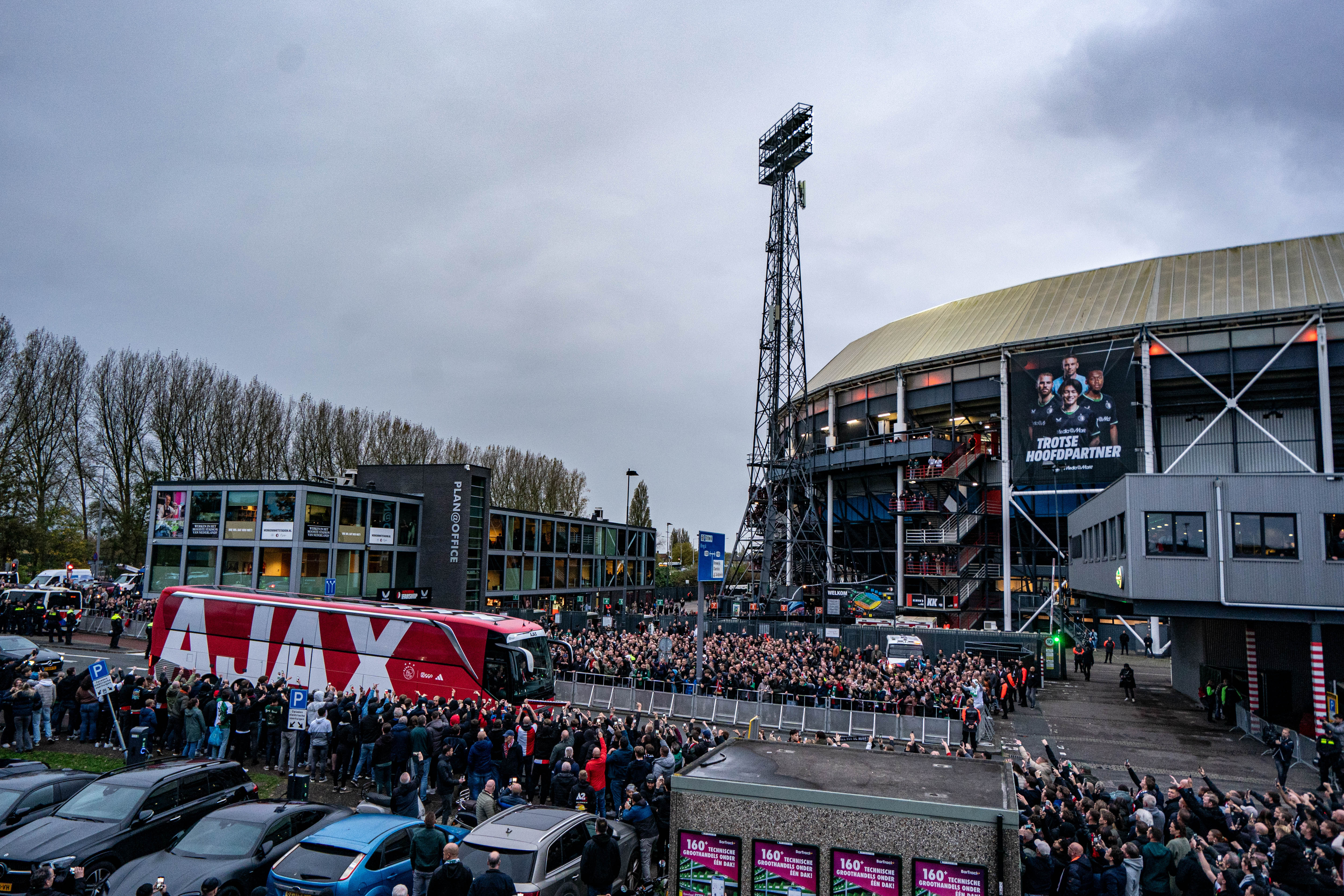 Waarom Rotterdam wordt overspoeld met Ajax-posters: “Willen de veelheid en diversiteit tonen”