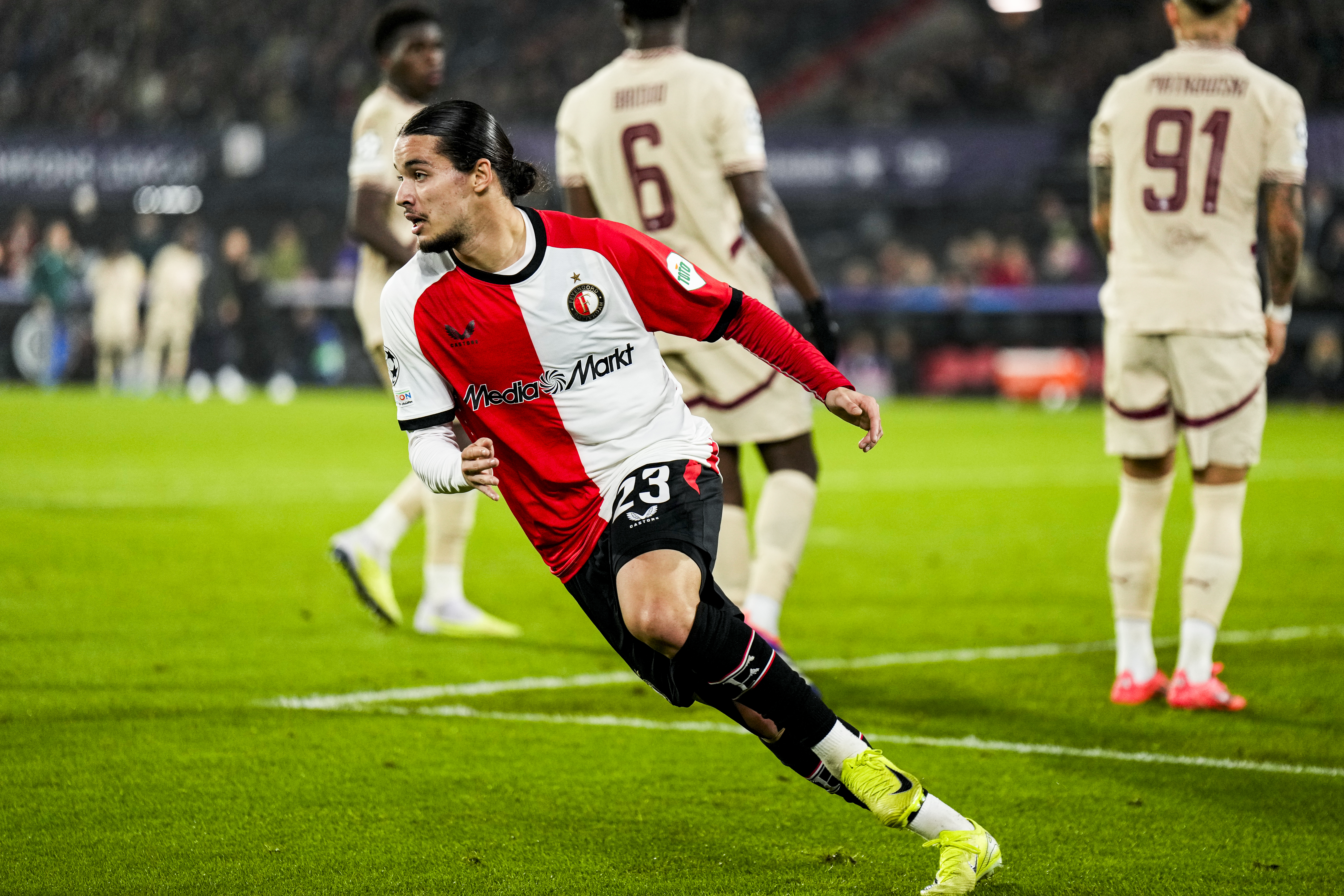 Hadj Moussa over zijn keuze voor Feyenoord: “De woorden van Arne Slot bleven mij bij”