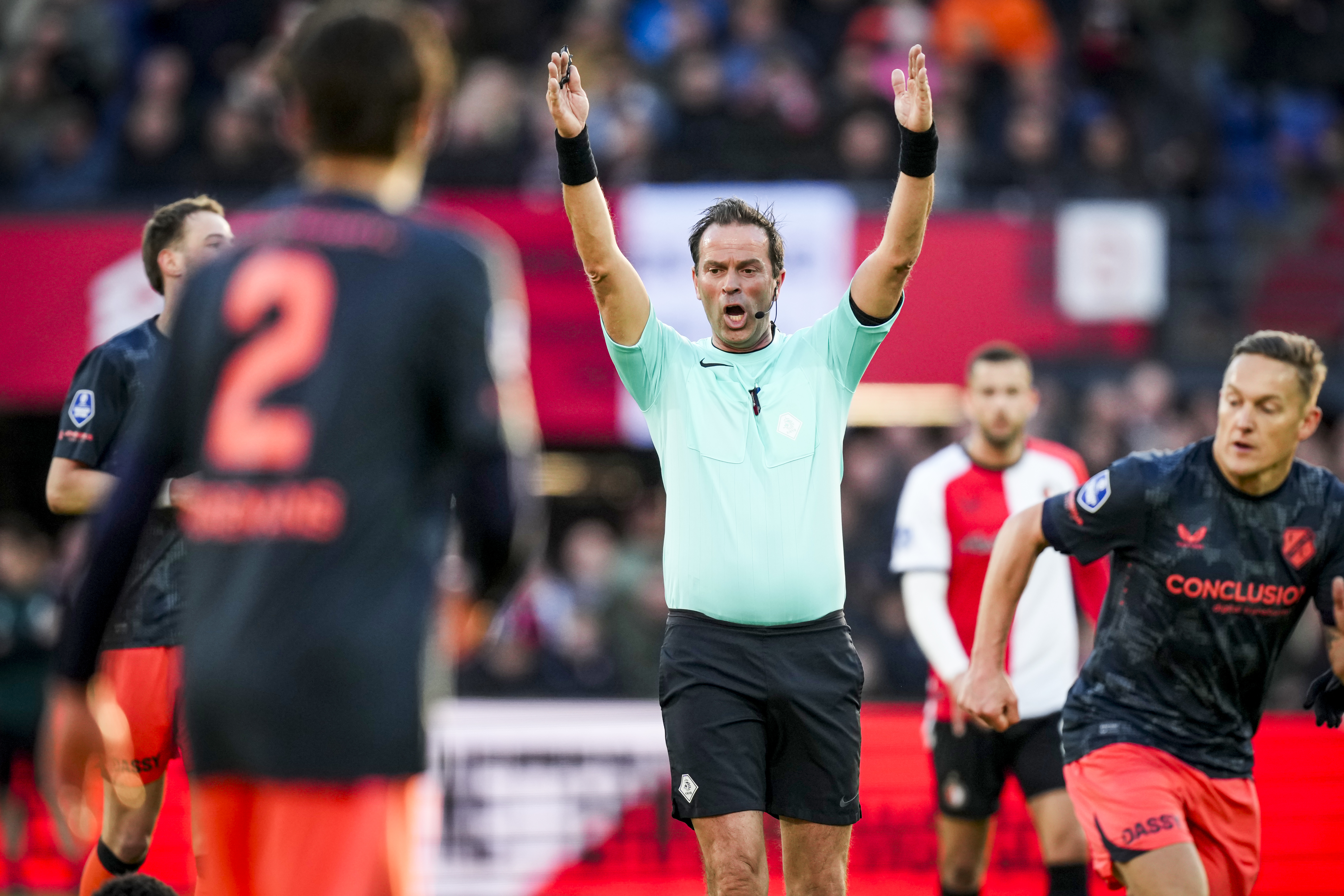 Supporters verbolgen over uitblijven VAR bij penaltymoment Gimenez