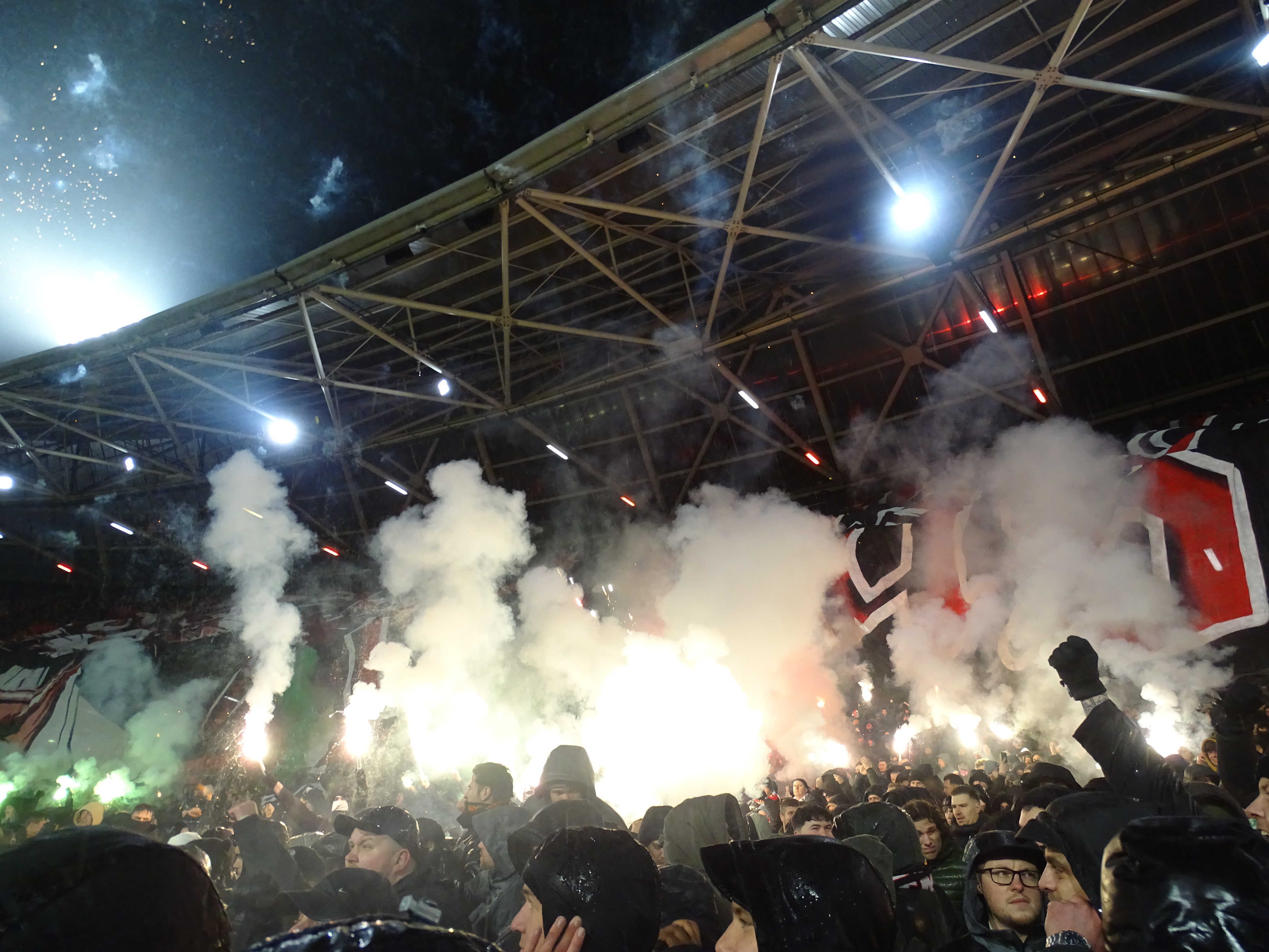 Opluchting bij UEFA-sancties; volle tribunes bij Champions League-duel tegen AC Milan