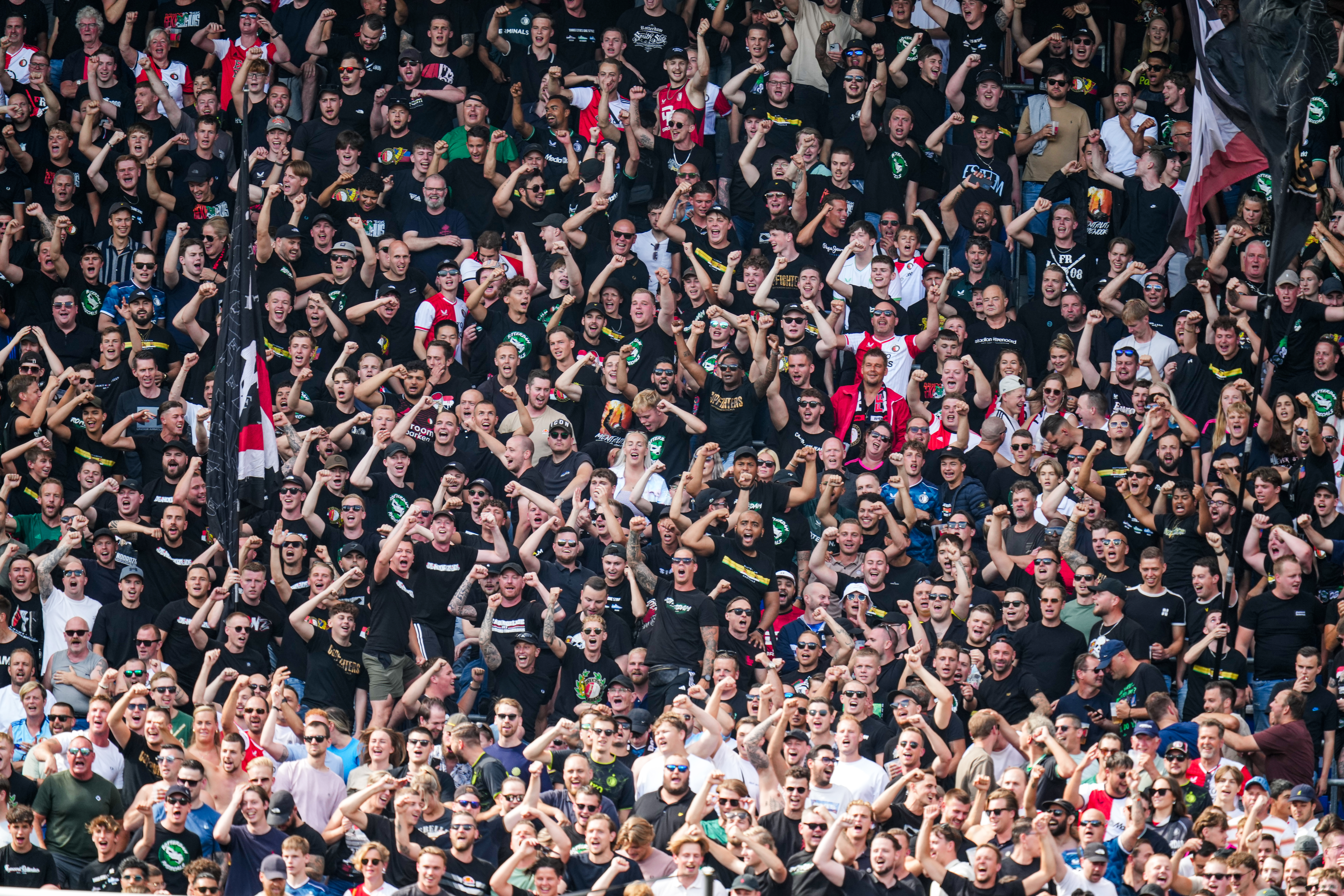 Dj Bootsy over draaien in de Kuip: “Oudere supporters kunnen het te hard vinden, jongere denken daar anders over”
