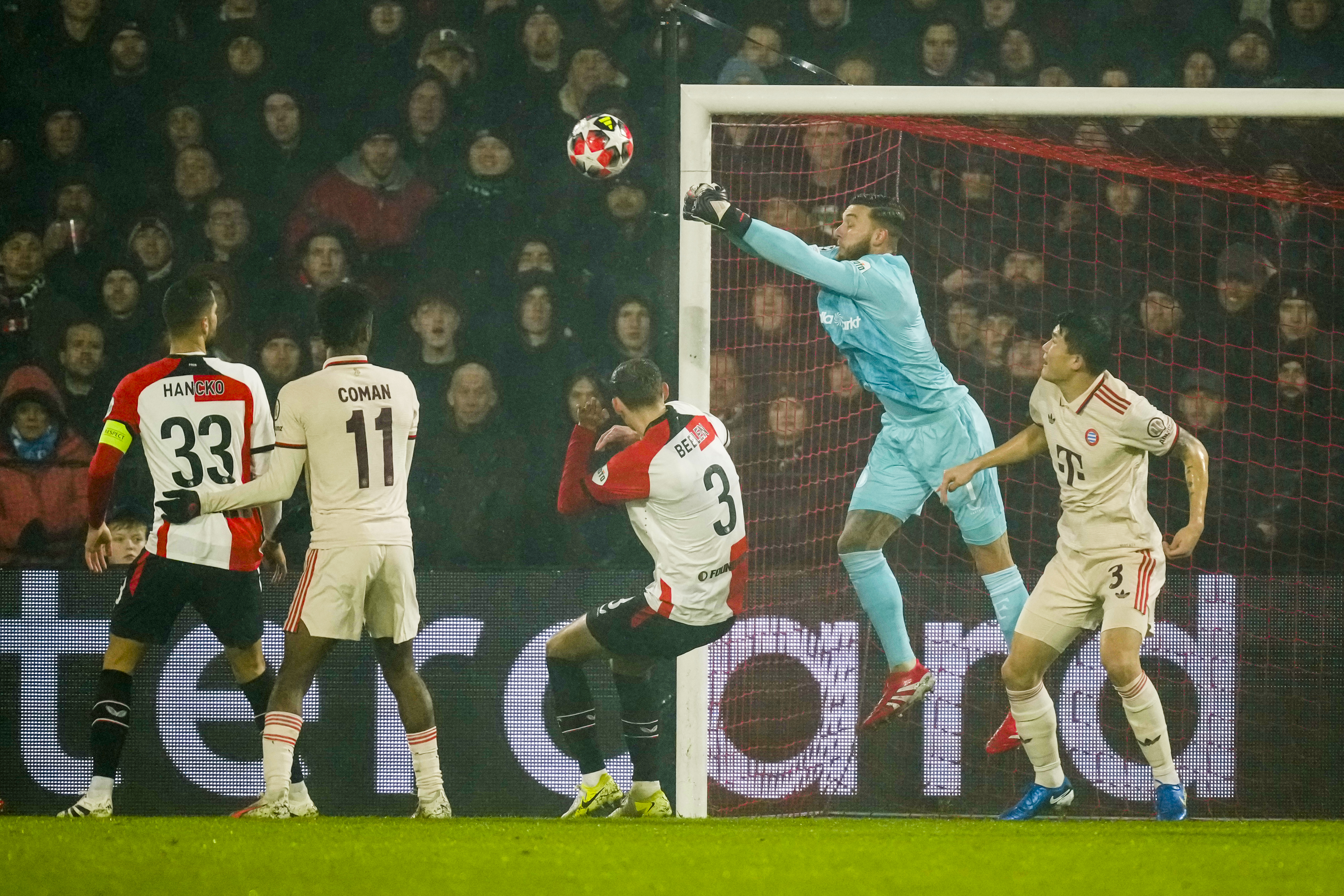 Cijfers • Weergaloze Bijlow keept wedstrijd van zijn leven