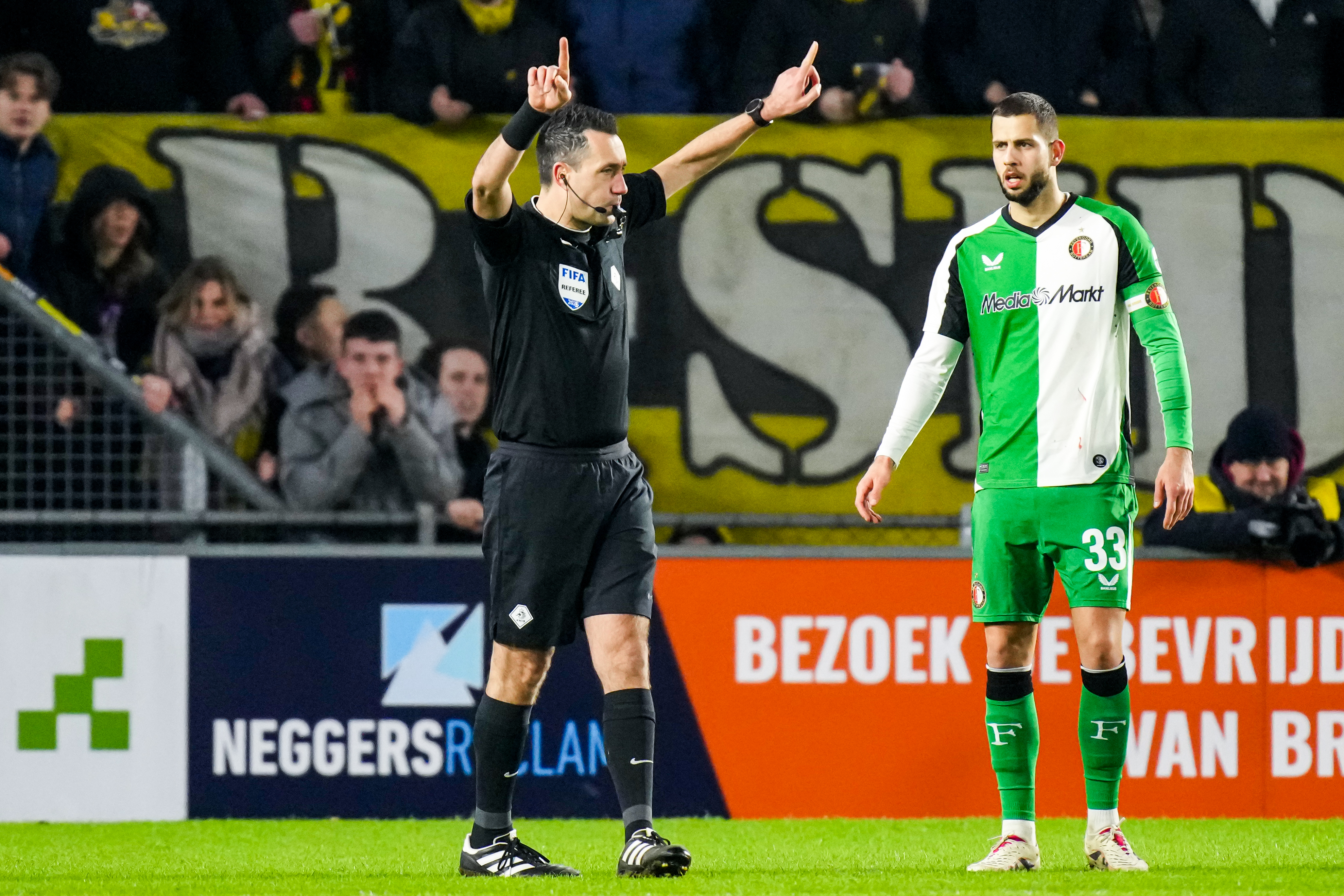 Dennis Higler fluit Feyenoord - PEC Zwolle