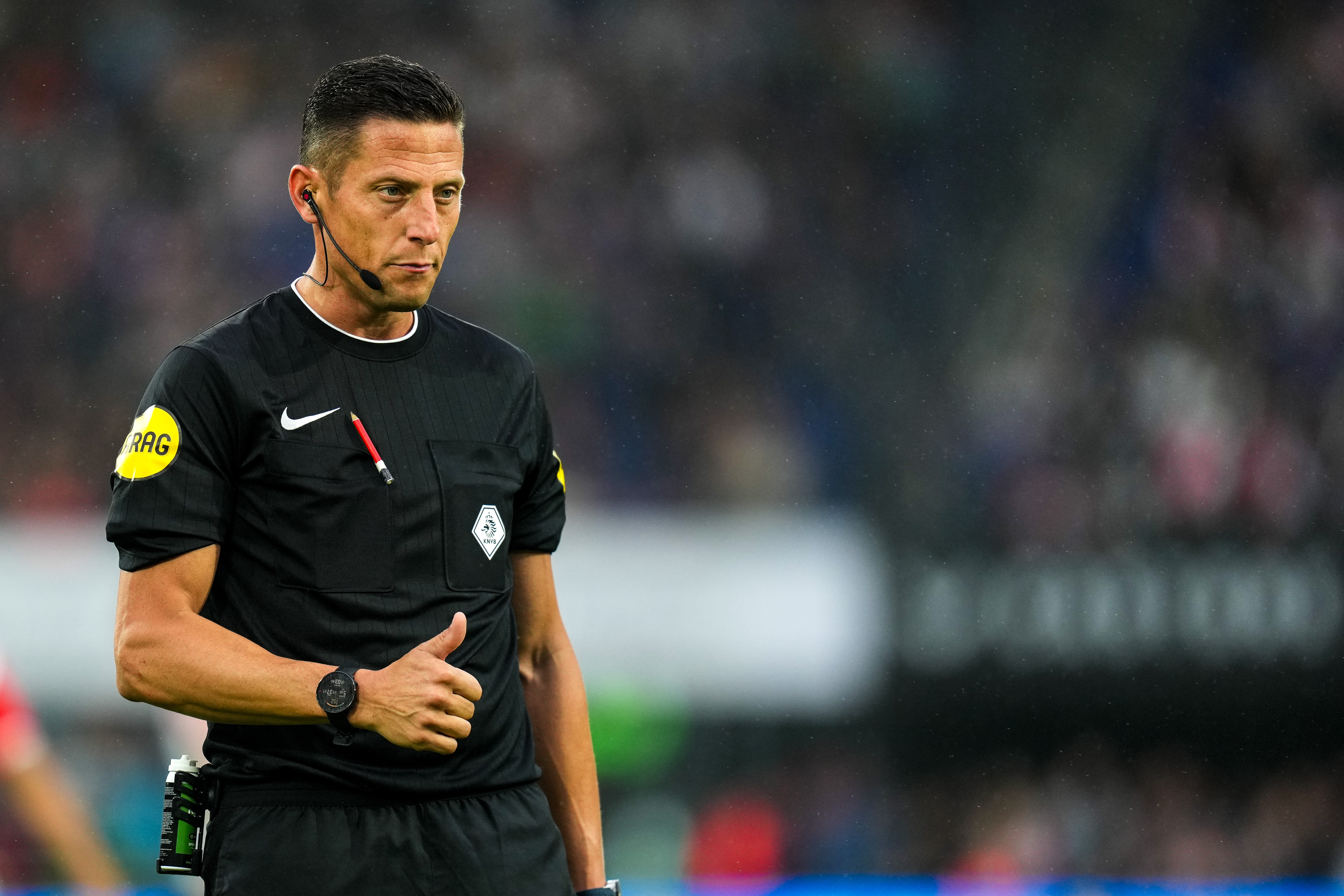 Jeroen Manschot fluit Feyenoord - Almere City