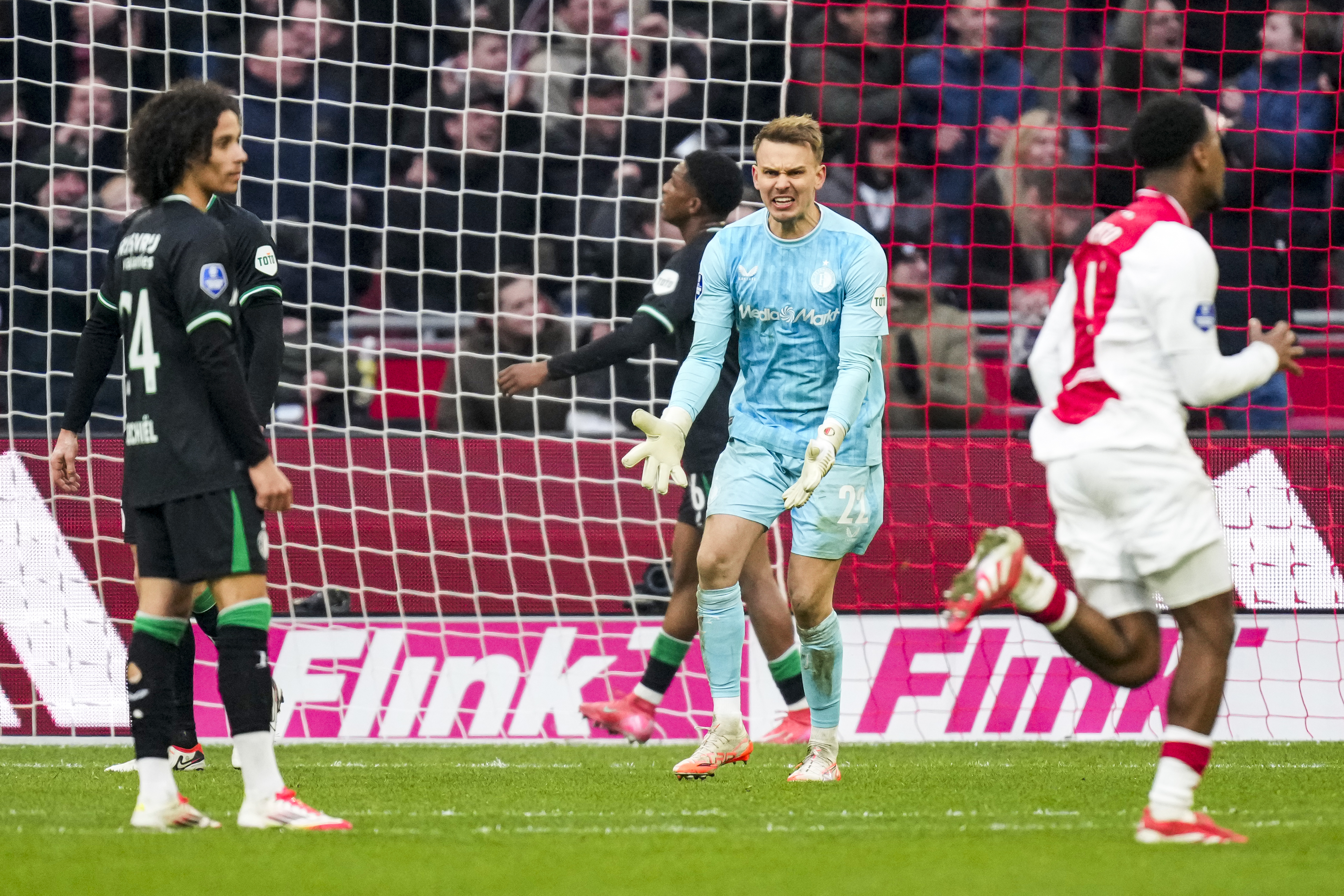 Plek twee verder uit zicht na nederlaag Feyenoord in De Klassieker