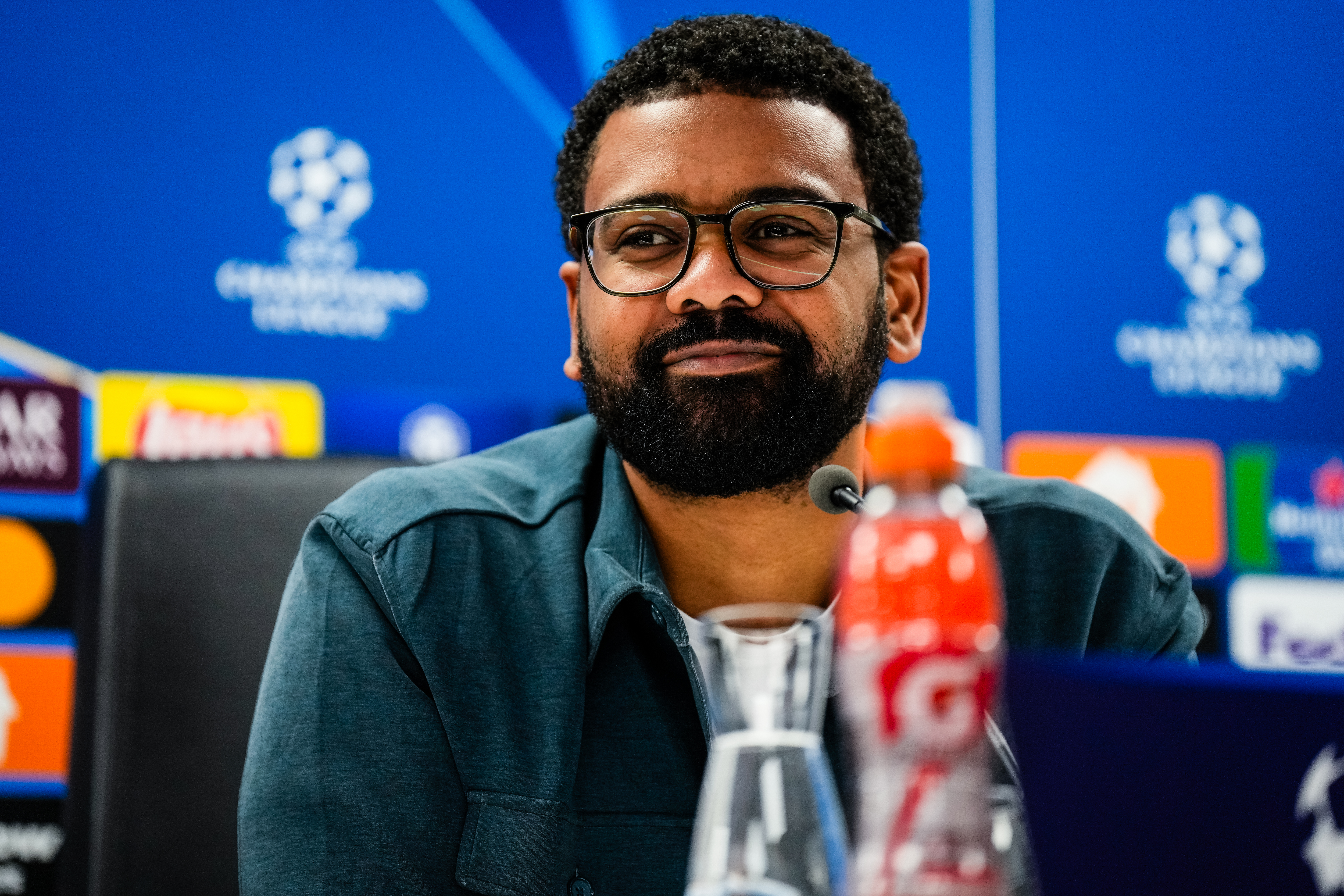 Applaus tijdens persconferentie voor vertrekkende persvoorlichter Samuël Sanches