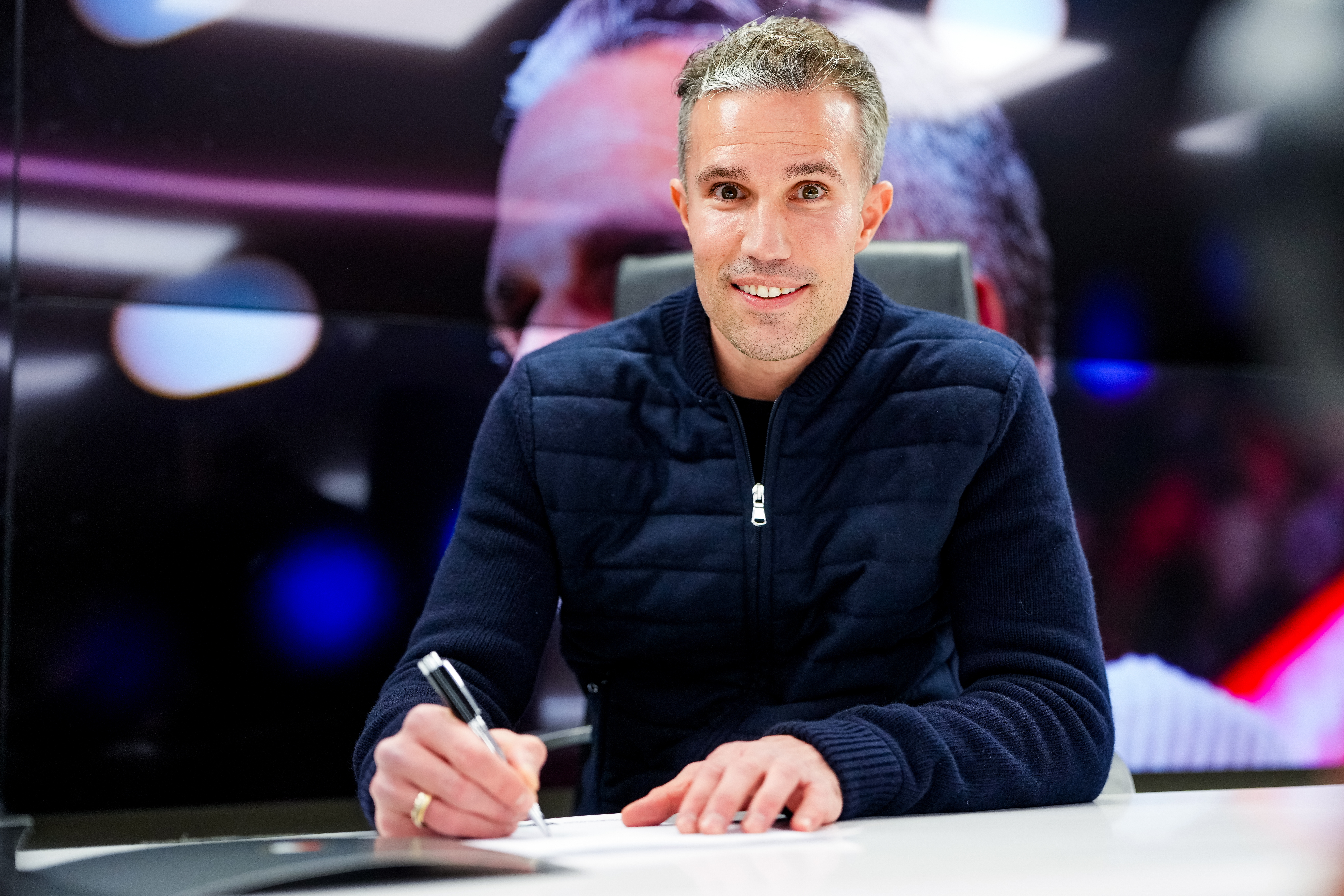 Robin van Persie trots op hoofdtrainerschap: "Ga er alles aan doen om vertrouwen terug te betalen"