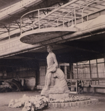 Herdenkingsbeeld verdwenen • Op last van Ministerie van Onderwijs uit de Kuip weggehaald