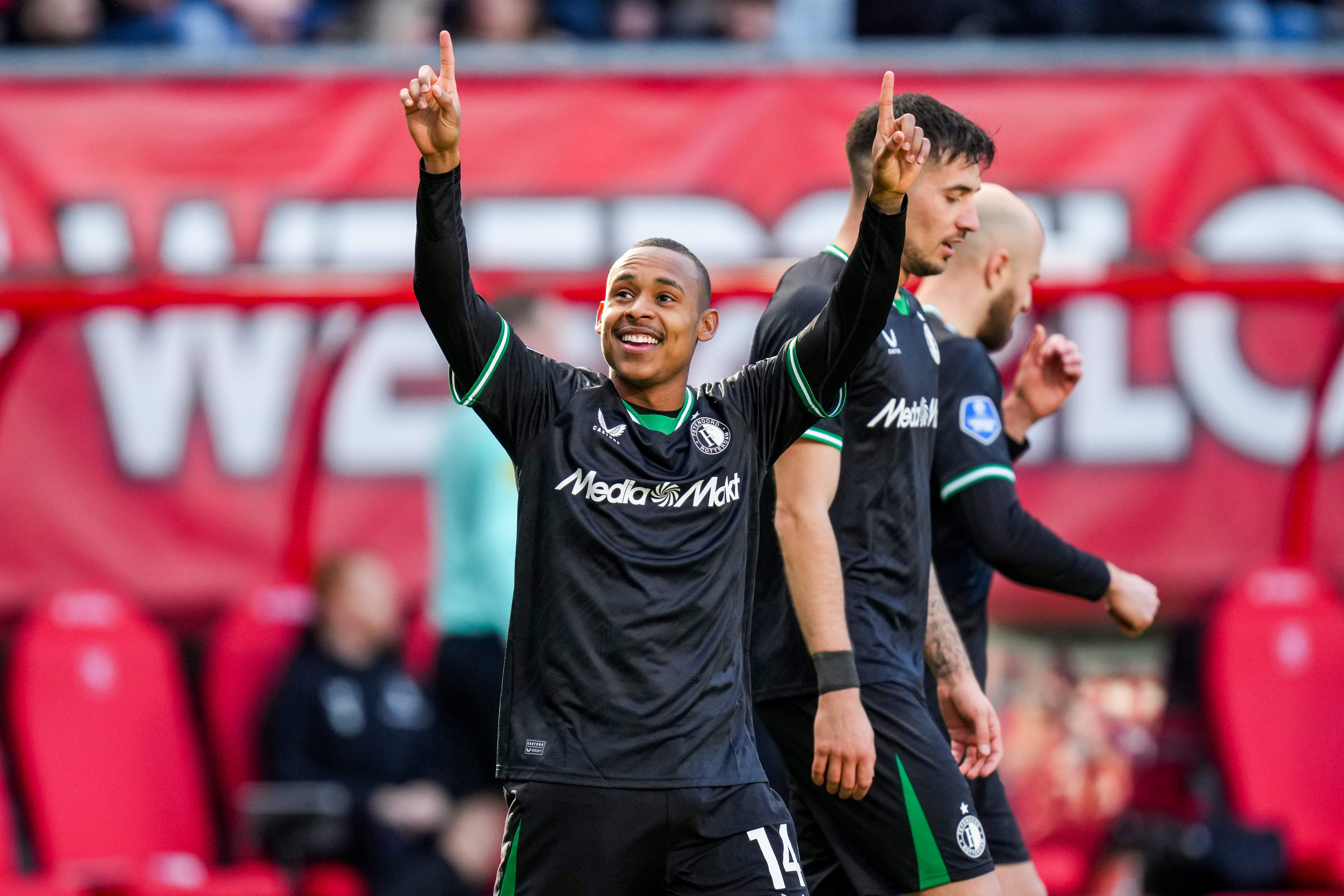 Feyenoord overklast FC Twente in doelpuntrijk duel