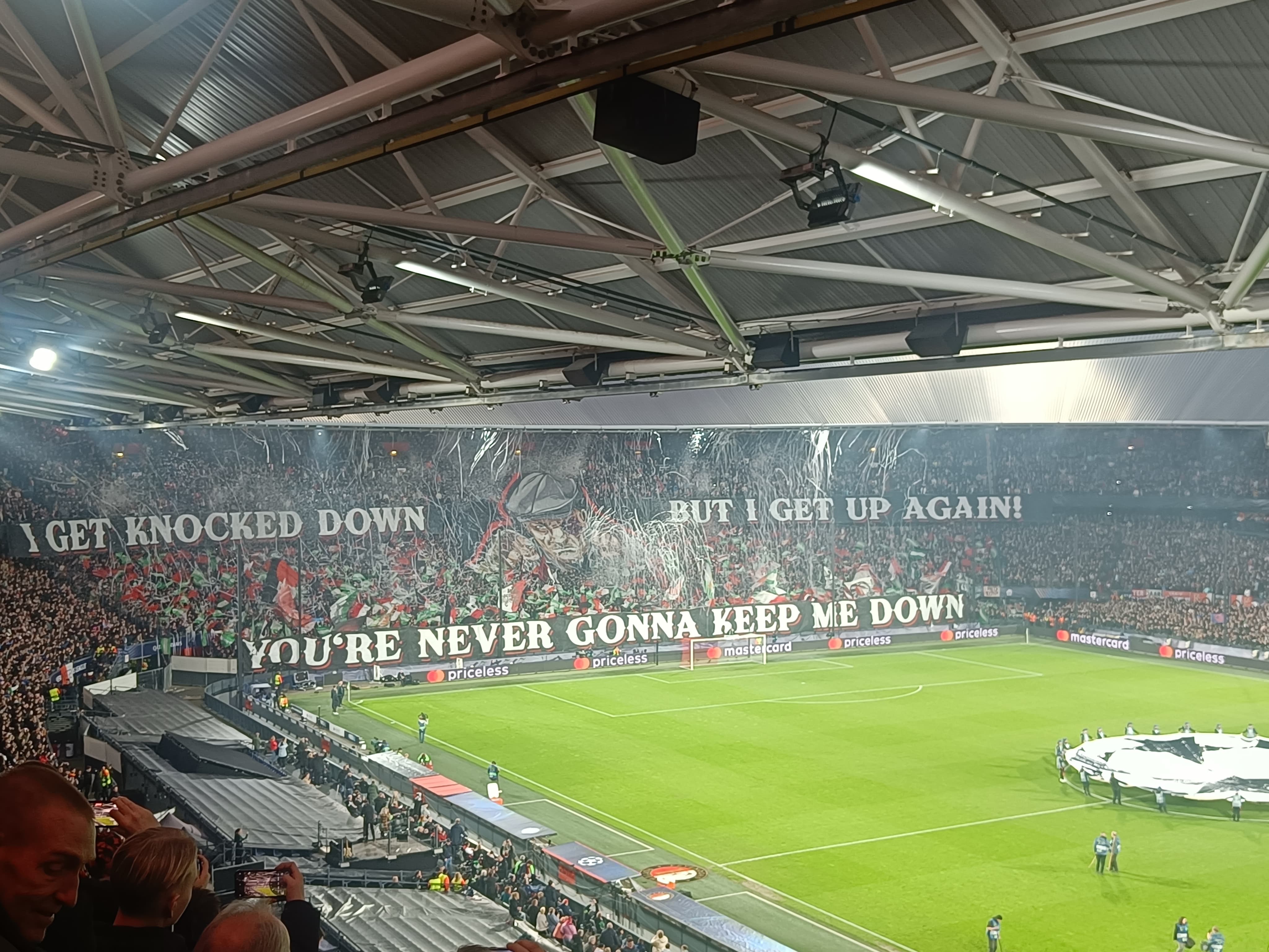 De Kuip maakt indruk in Italië: "De poort naar een wit-rood-zwarte hel"