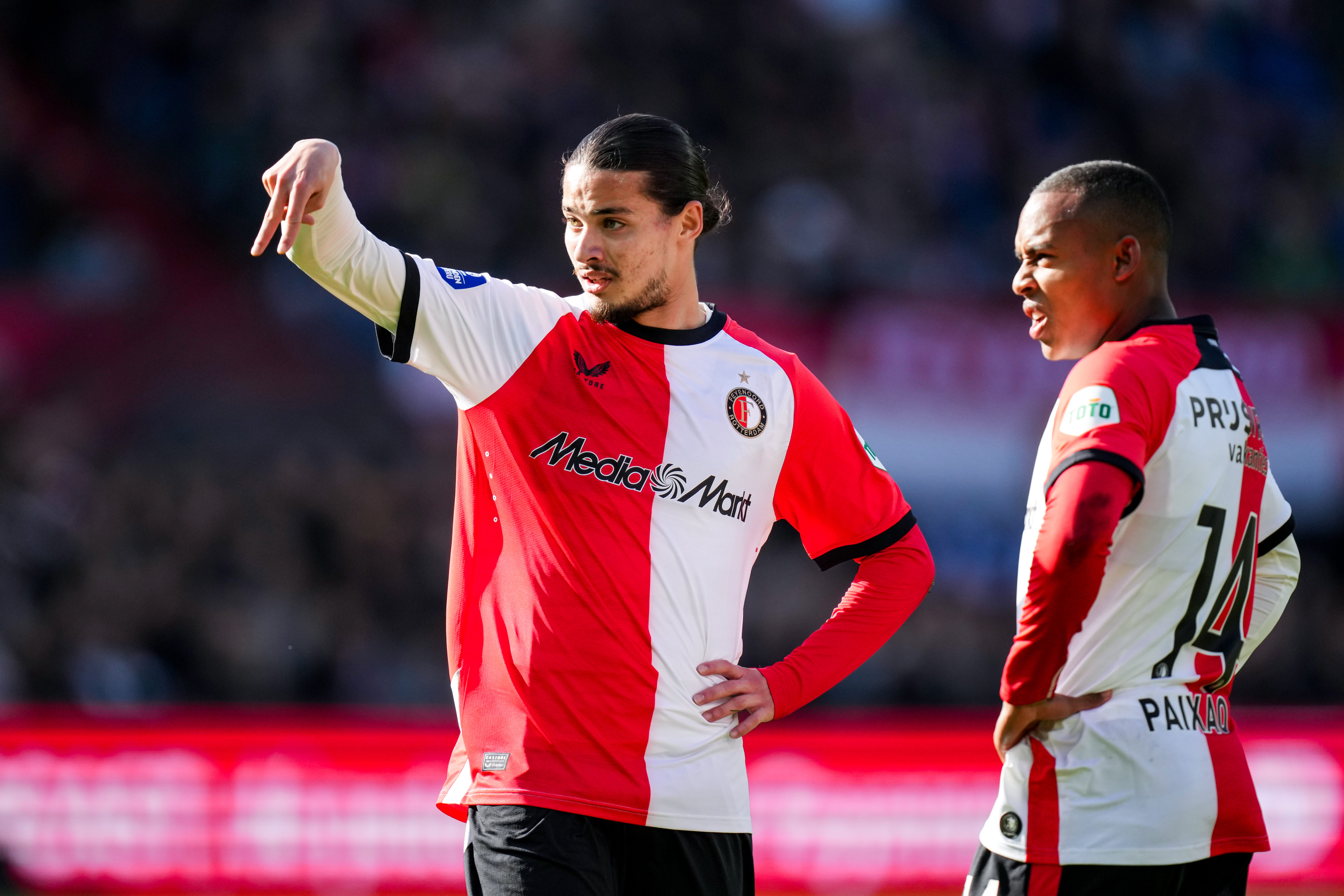 Cijfers • Buitenspelers blinken uit in vermakelijke overwinning op Go Ahead