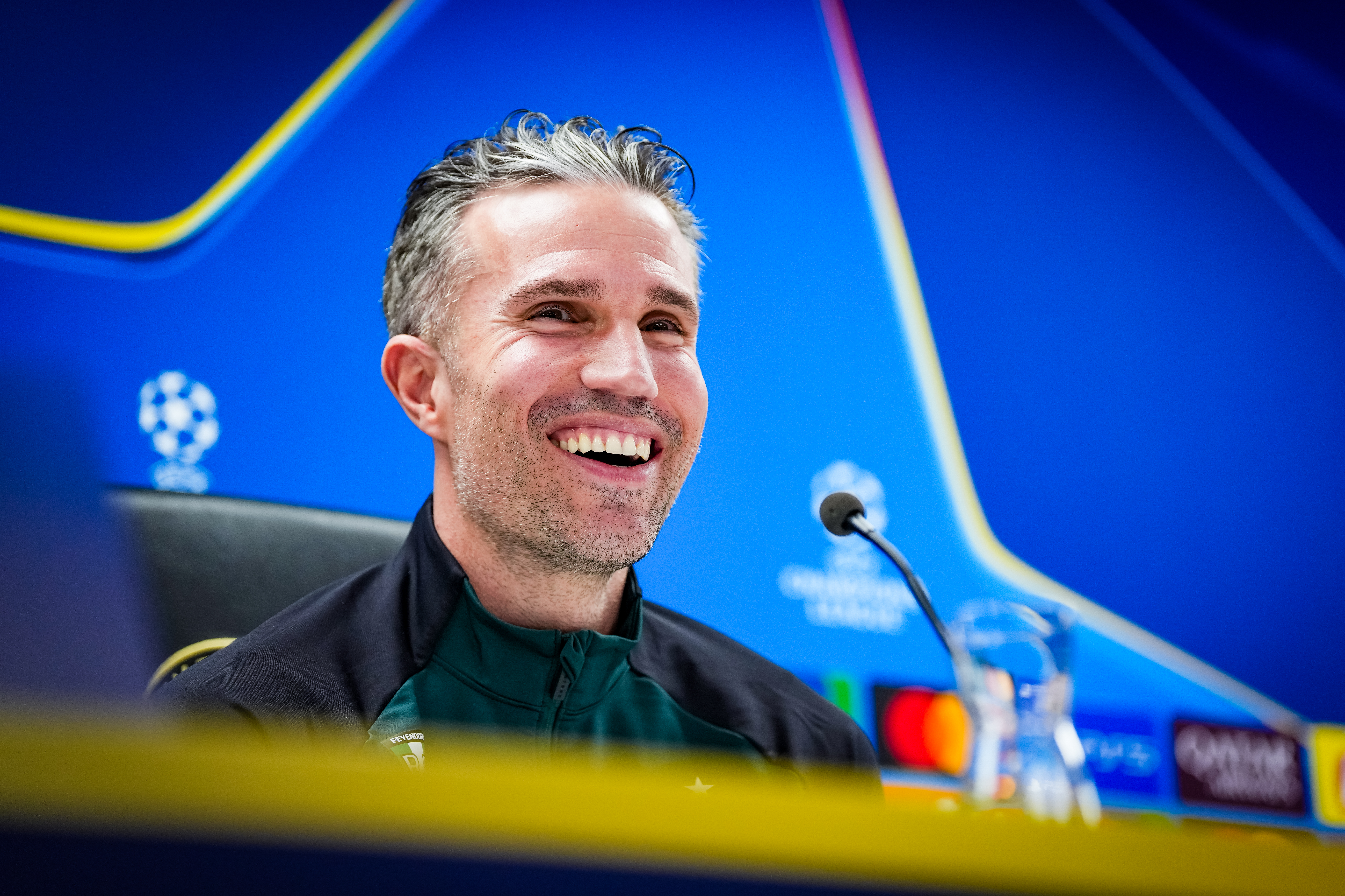 Van Persie kijkt uit naar kolkende Kuip: "Op avonden waar niet iedereen het verwacht, gebeurt het toch"