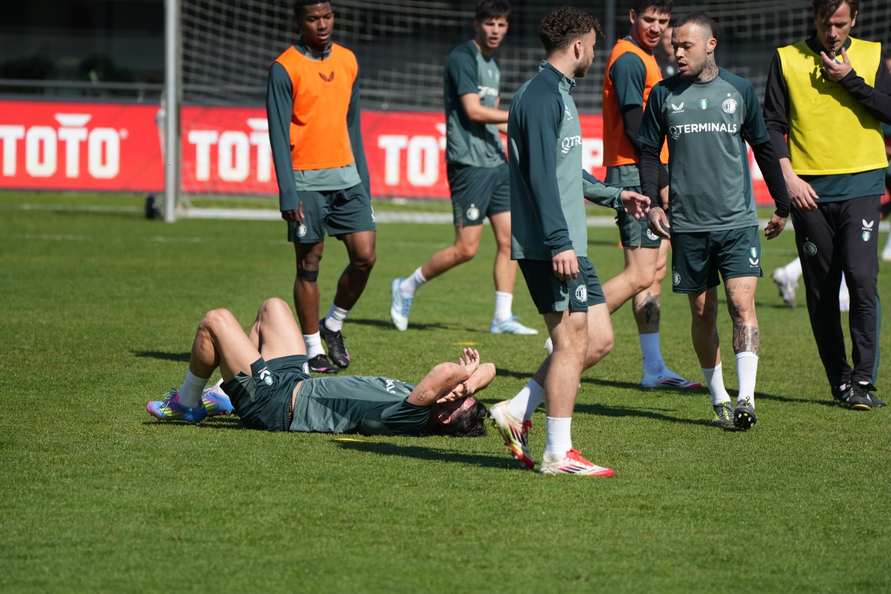 Carranza raakt geblesseerd en verlaat vroegtijdig het veld tijdens openbare training