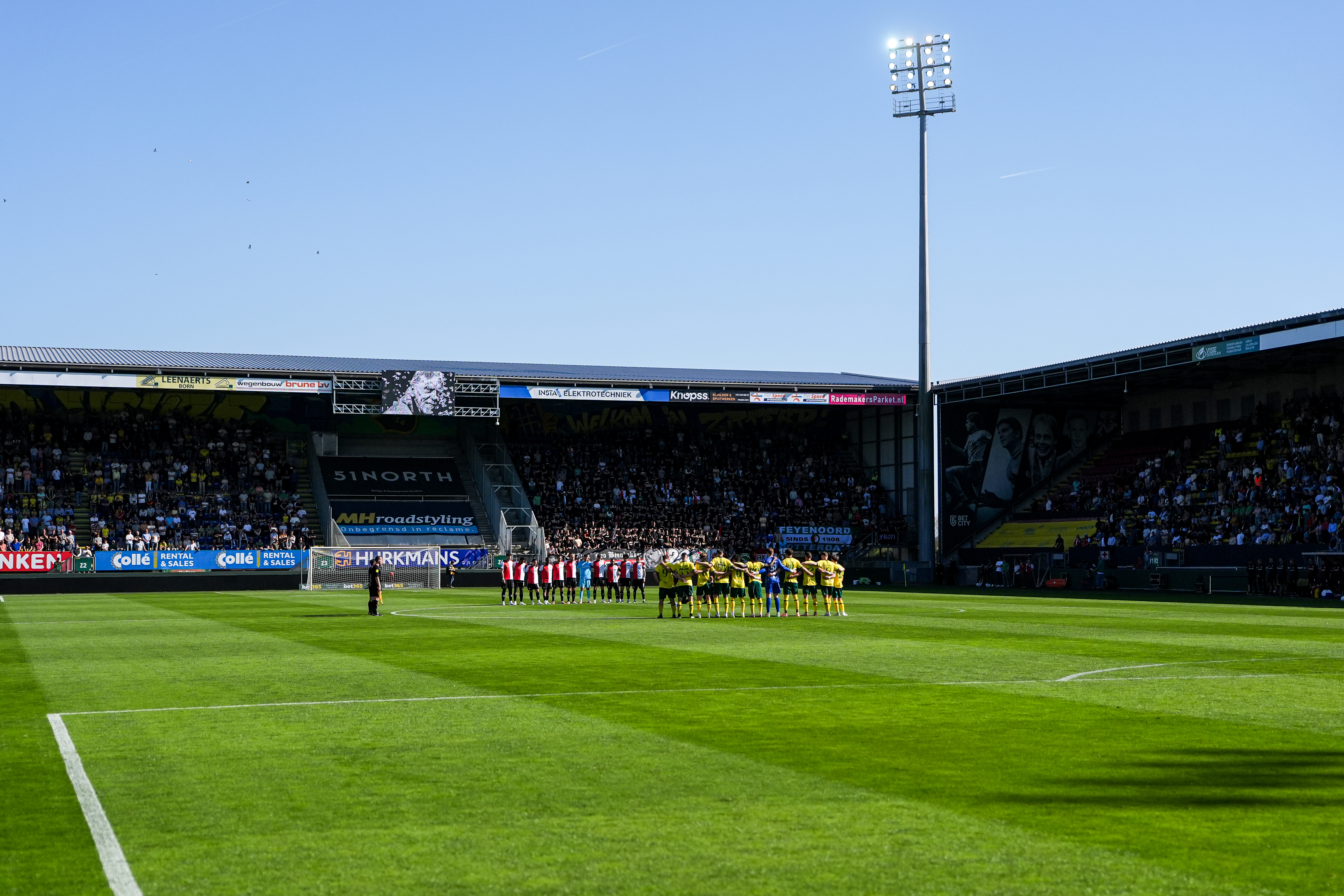 Indrukwekkende minuut stilte voor Don Leo: ‘You’ll Never Walk Alone’