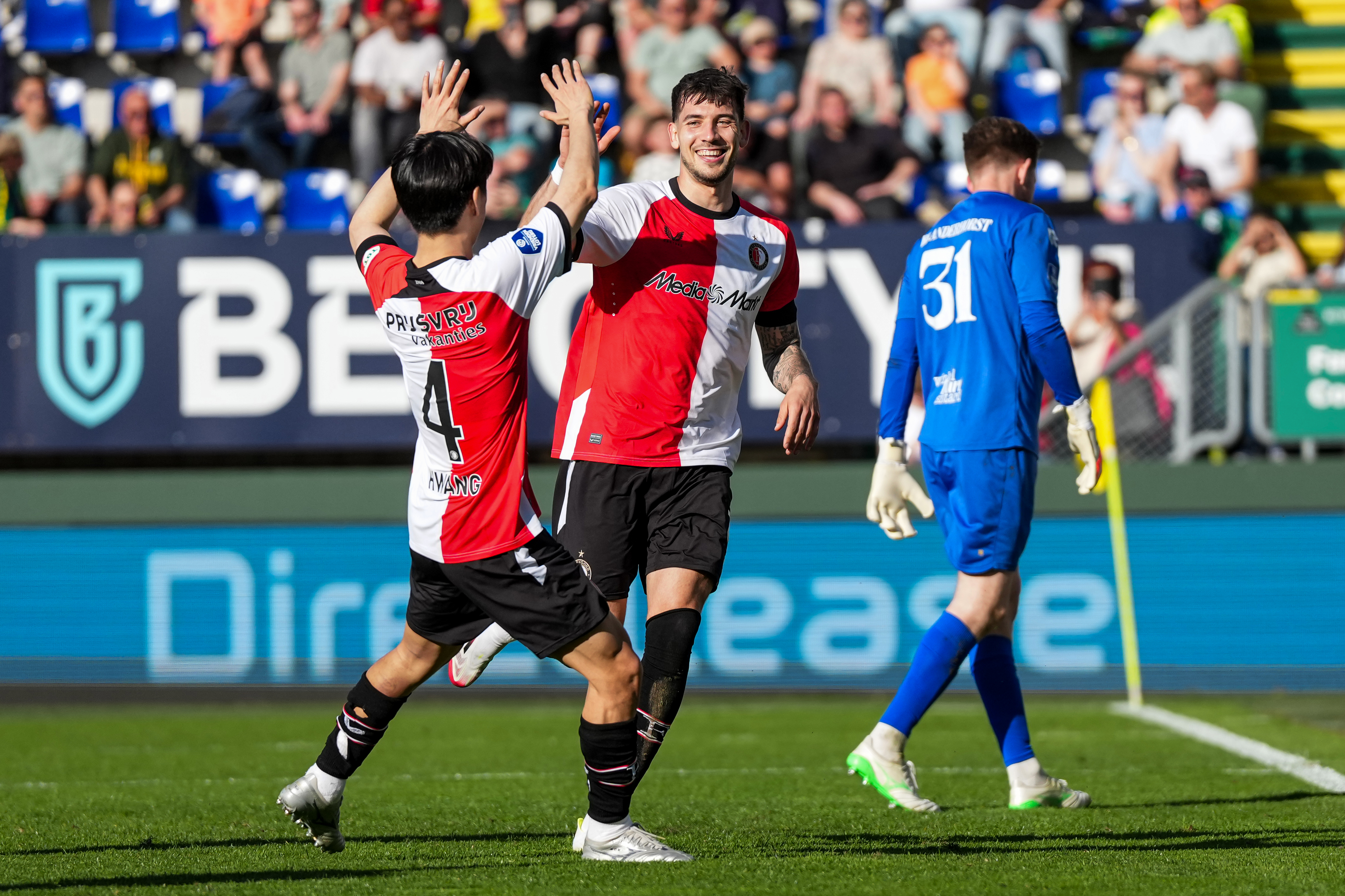 Moder loodst Feyenoord langs Fortuna in rommelig duel