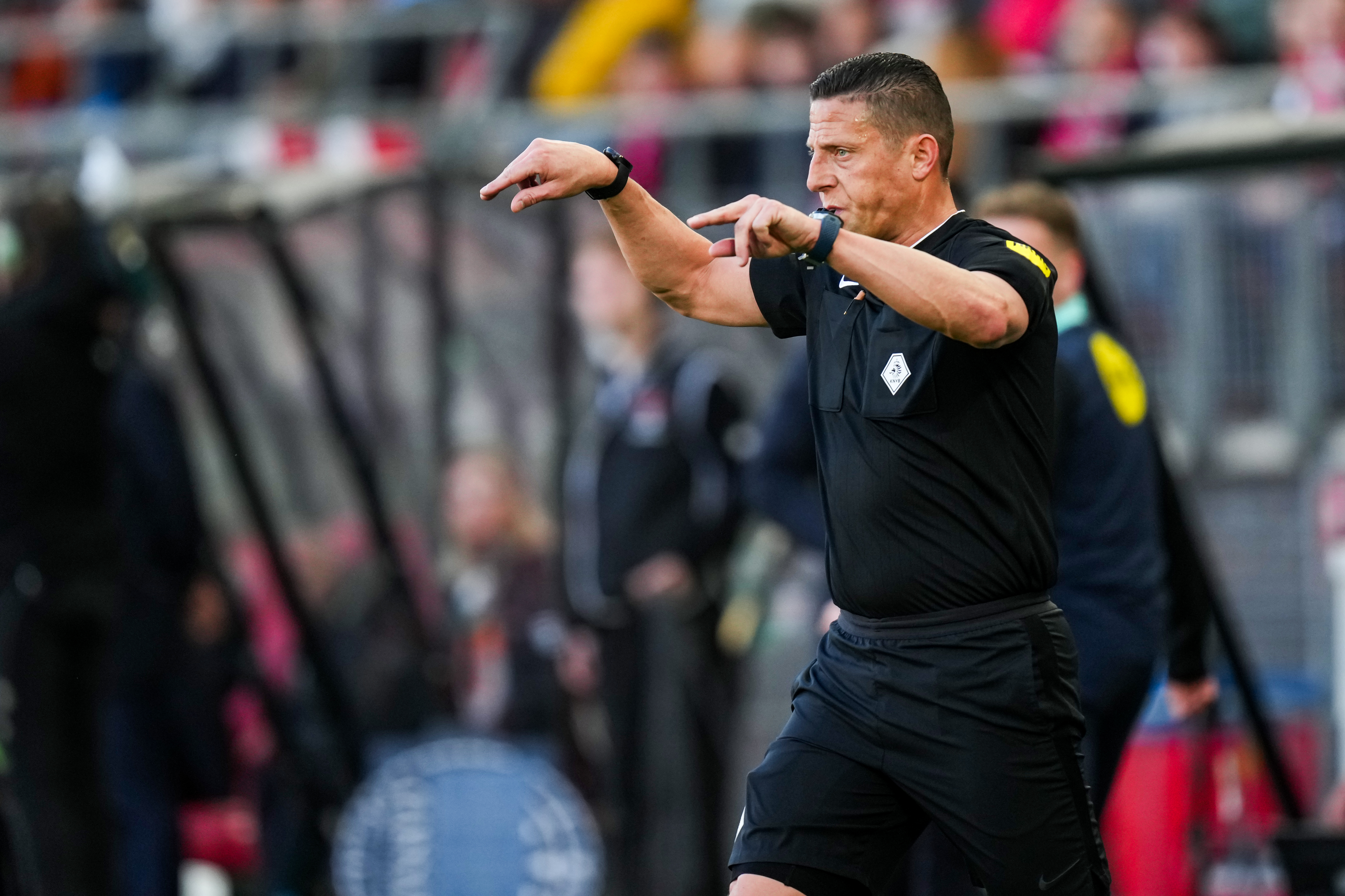 Jeroen Manschot fluit Feyenoord – FC Utrecht in De Kuip