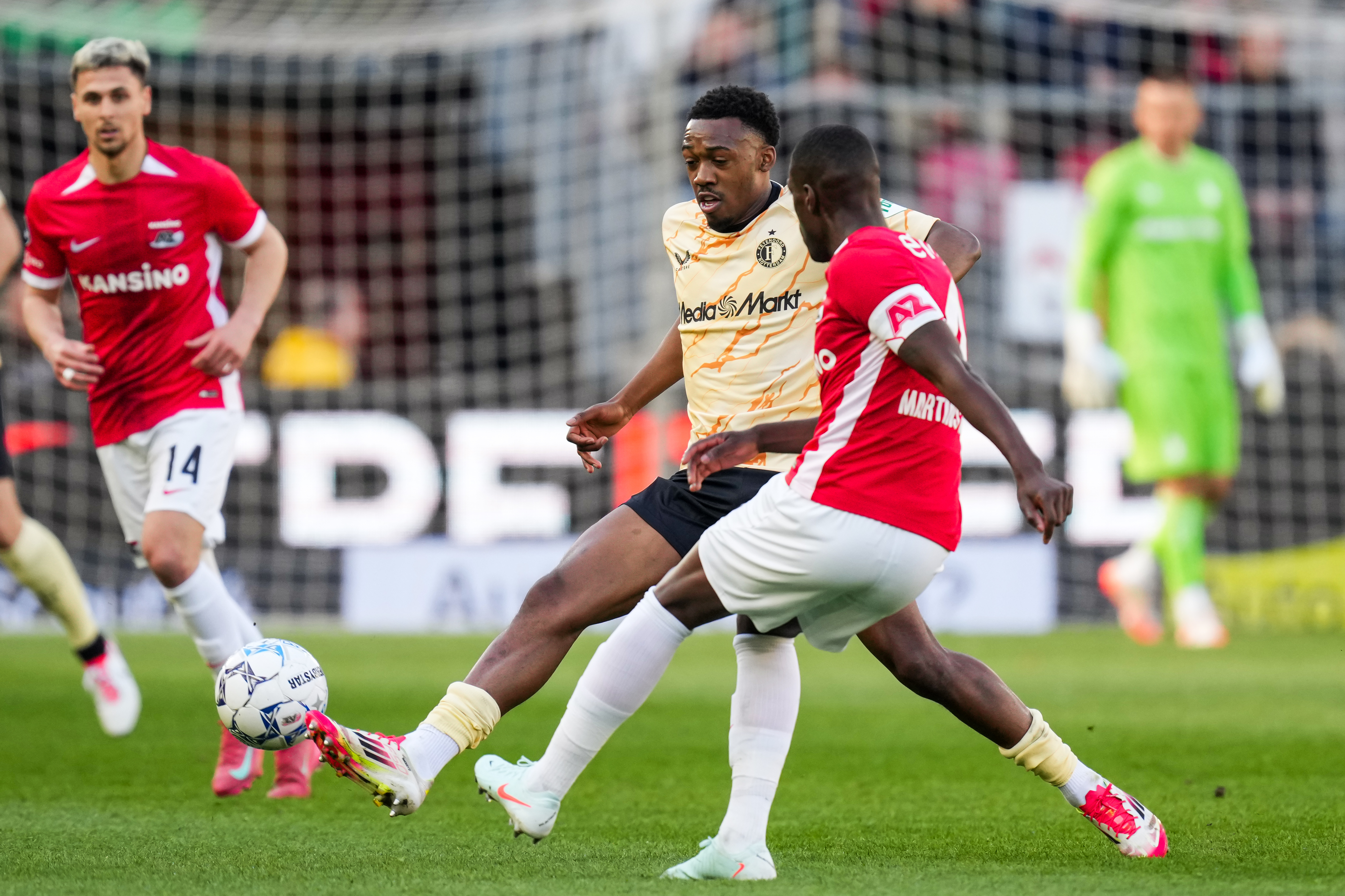 Liveblog •  Feyenoord wint door eigen doelpunt AZ • 0-1 [FT]