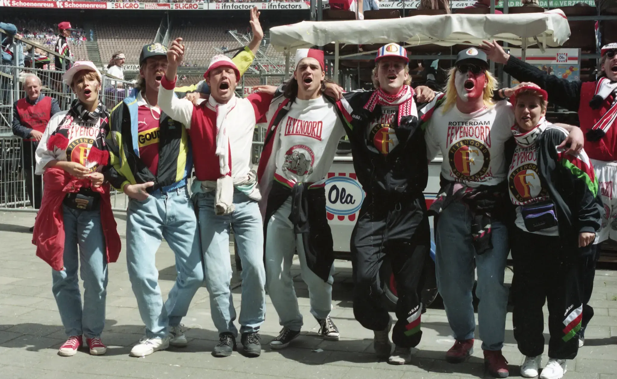 Trophy Day [UNIEKE FOTO'S] • De Kuip zit vol en Feyenoord wordt kampioen in Groningen (1993)