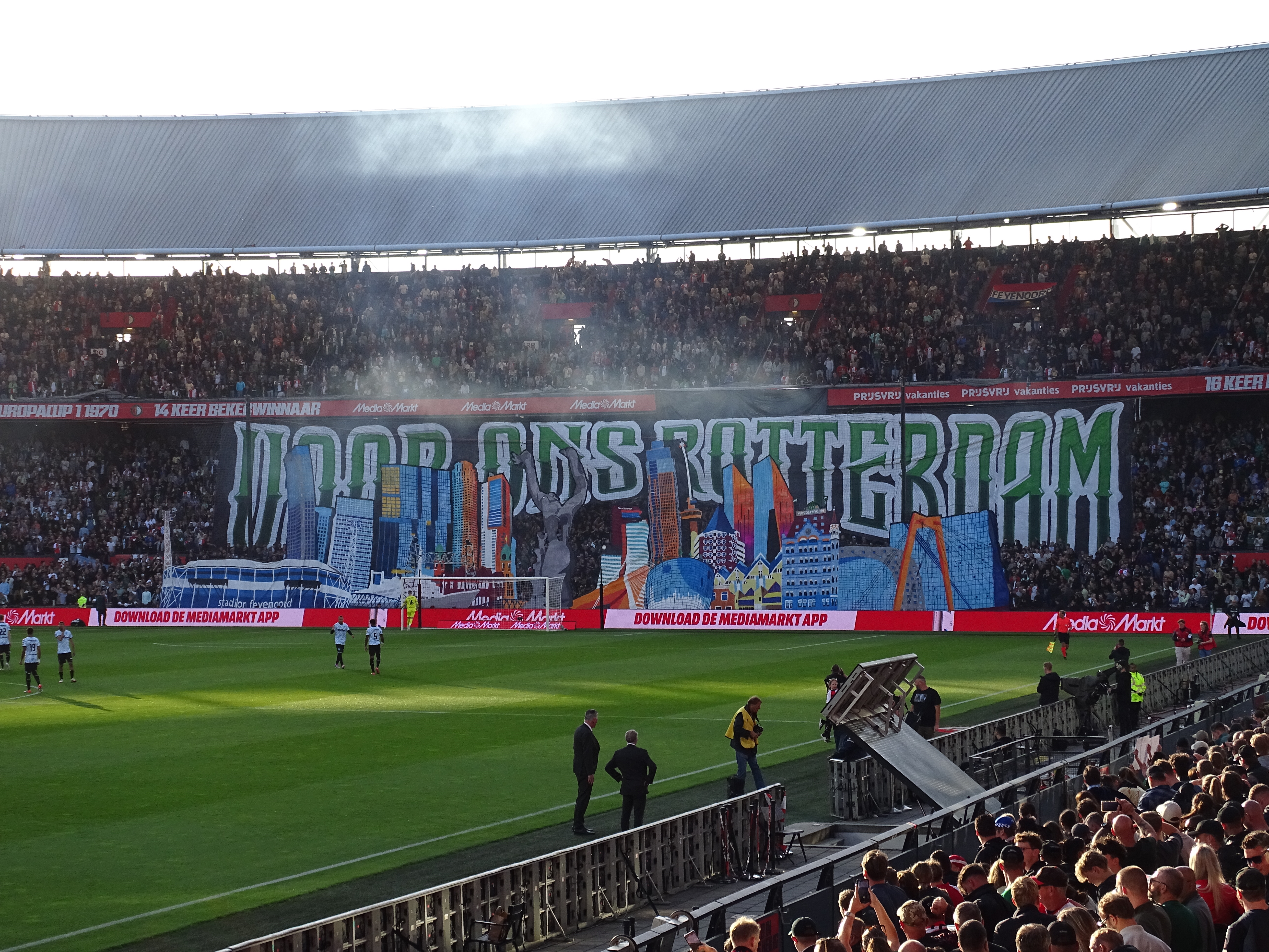 Opdat we nooit vergeten • "Mooiste sfeeractie ooit in De Kuip"