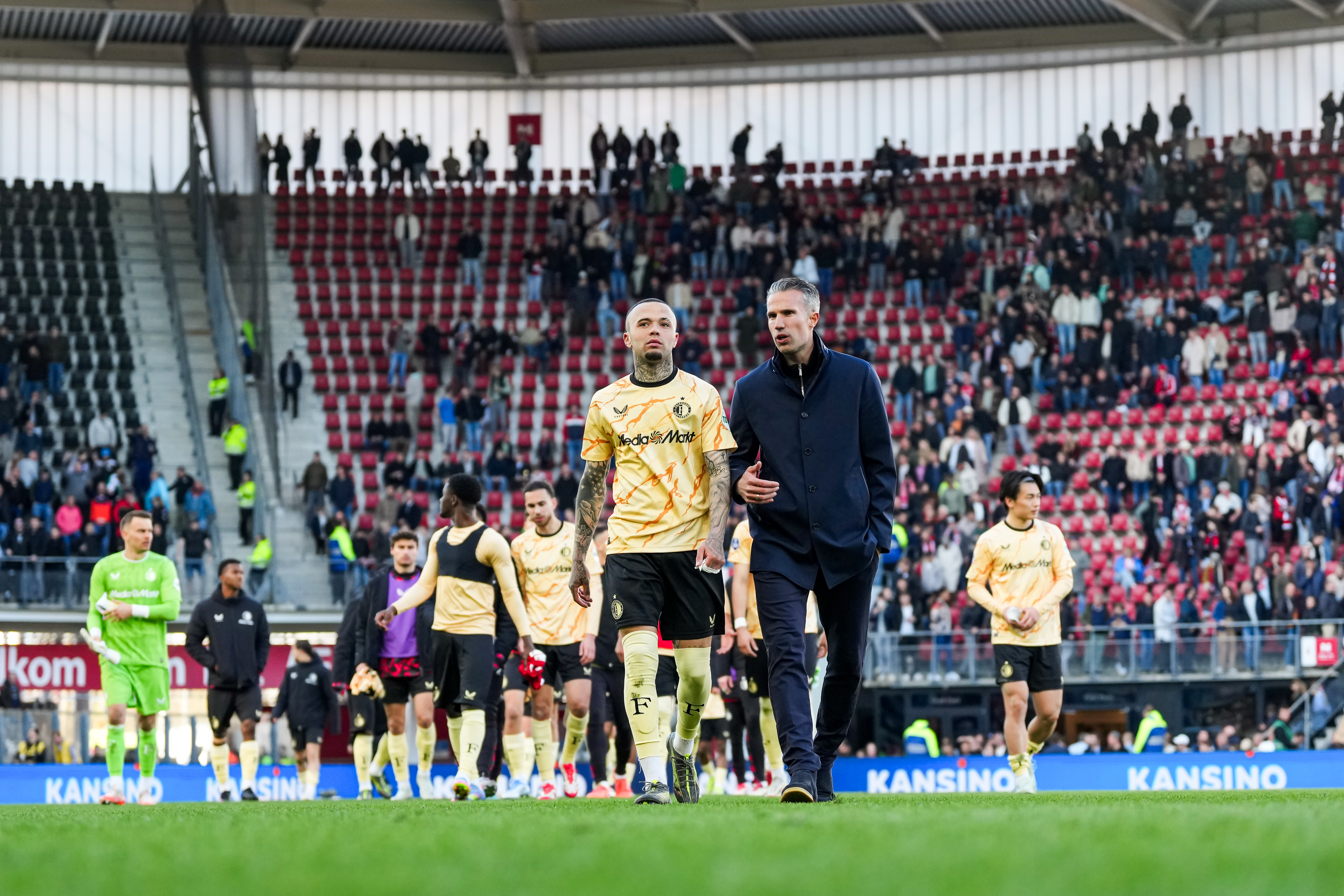 Van Persie wisselde Hartman met een bedoeling: "Ik heb hem daarom dat moment met onze supporters gegeven"