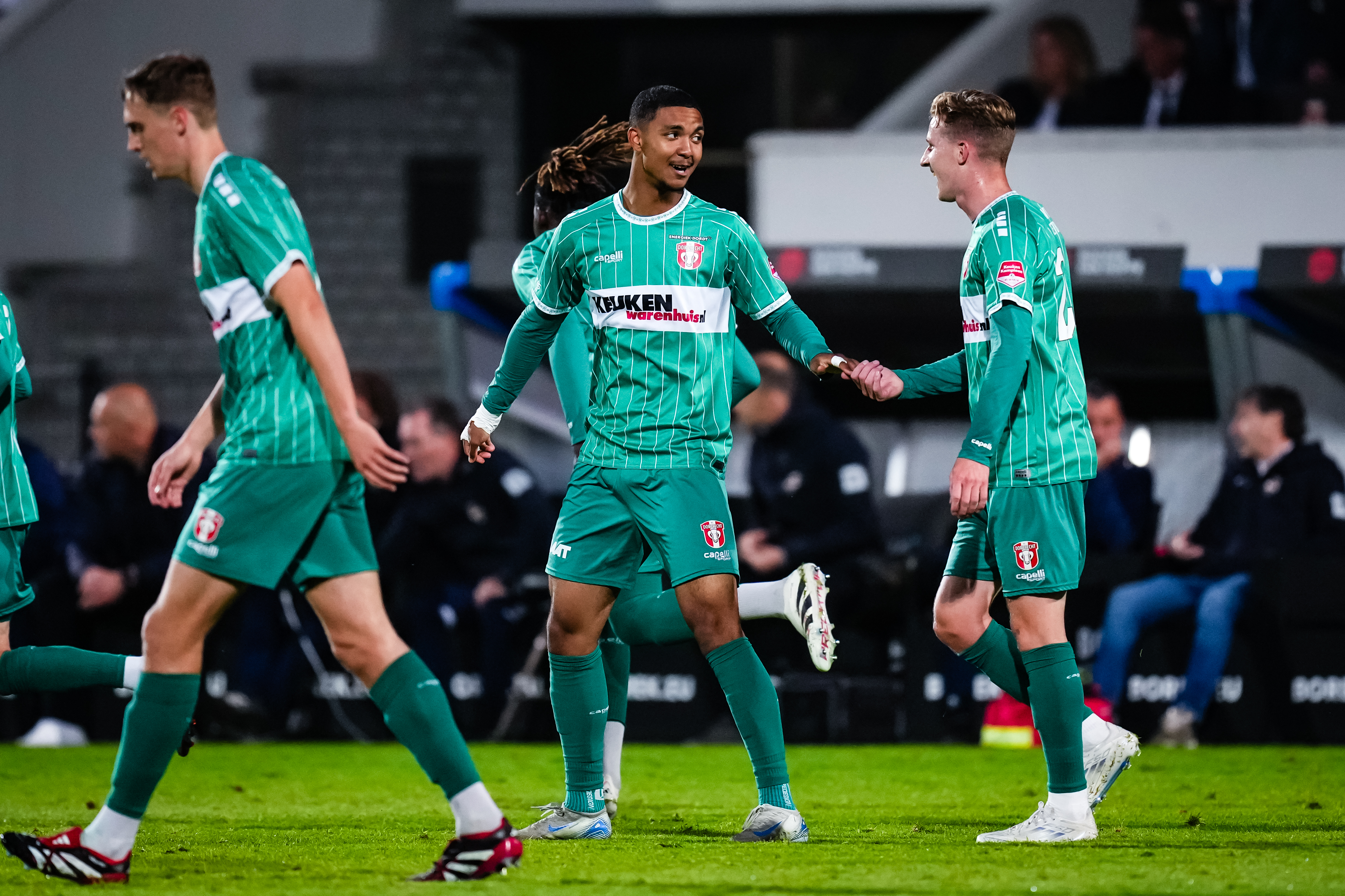 Ezeb vervolgt carrière bij FC Dordrecht: Feyenoord bedingt groot doorverkooppercentage