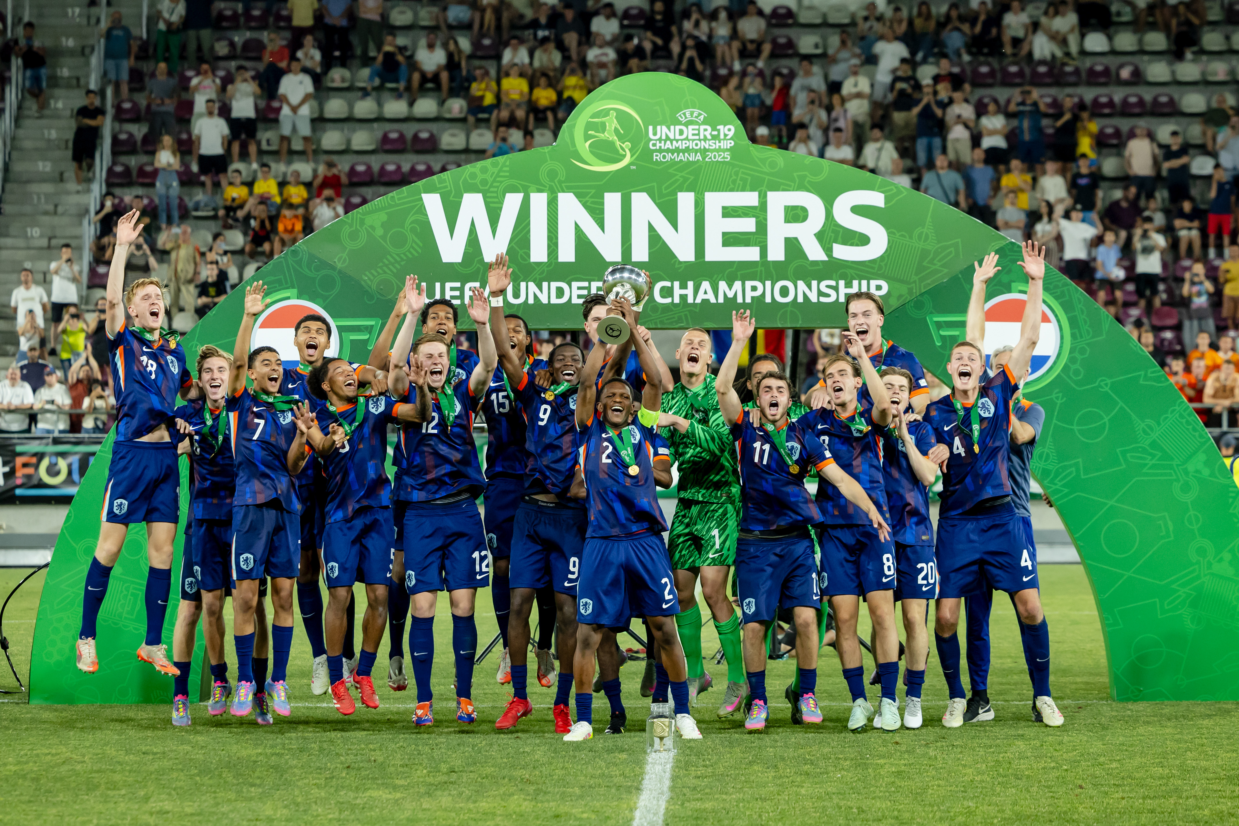 Aanvoerder Read helpt Oranje O19 aan Europese titel: "Ik zeg gewoon wat er op mijn hart ligt"