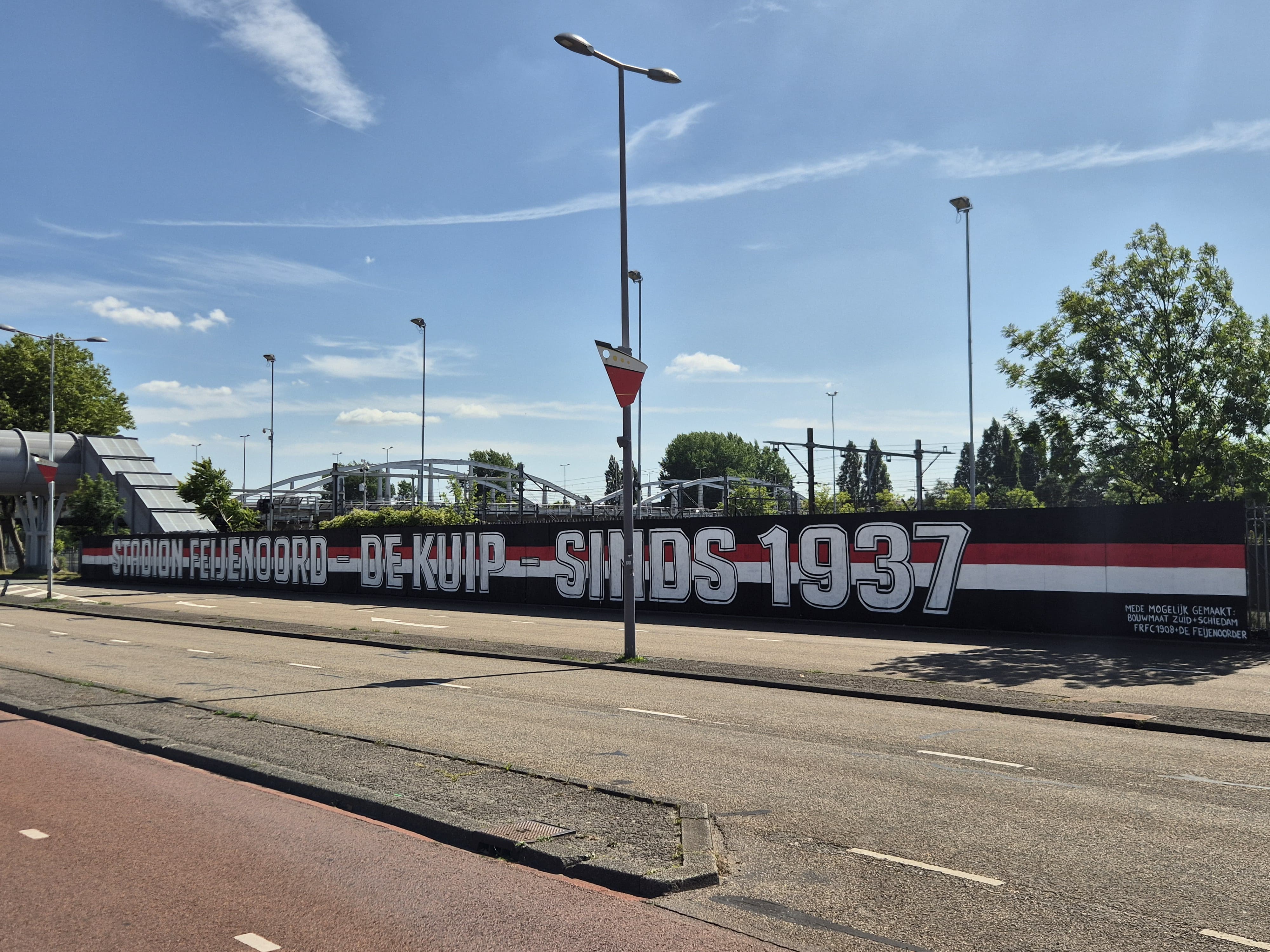 Wand op het voorplein van De Kuip in ere hersteld