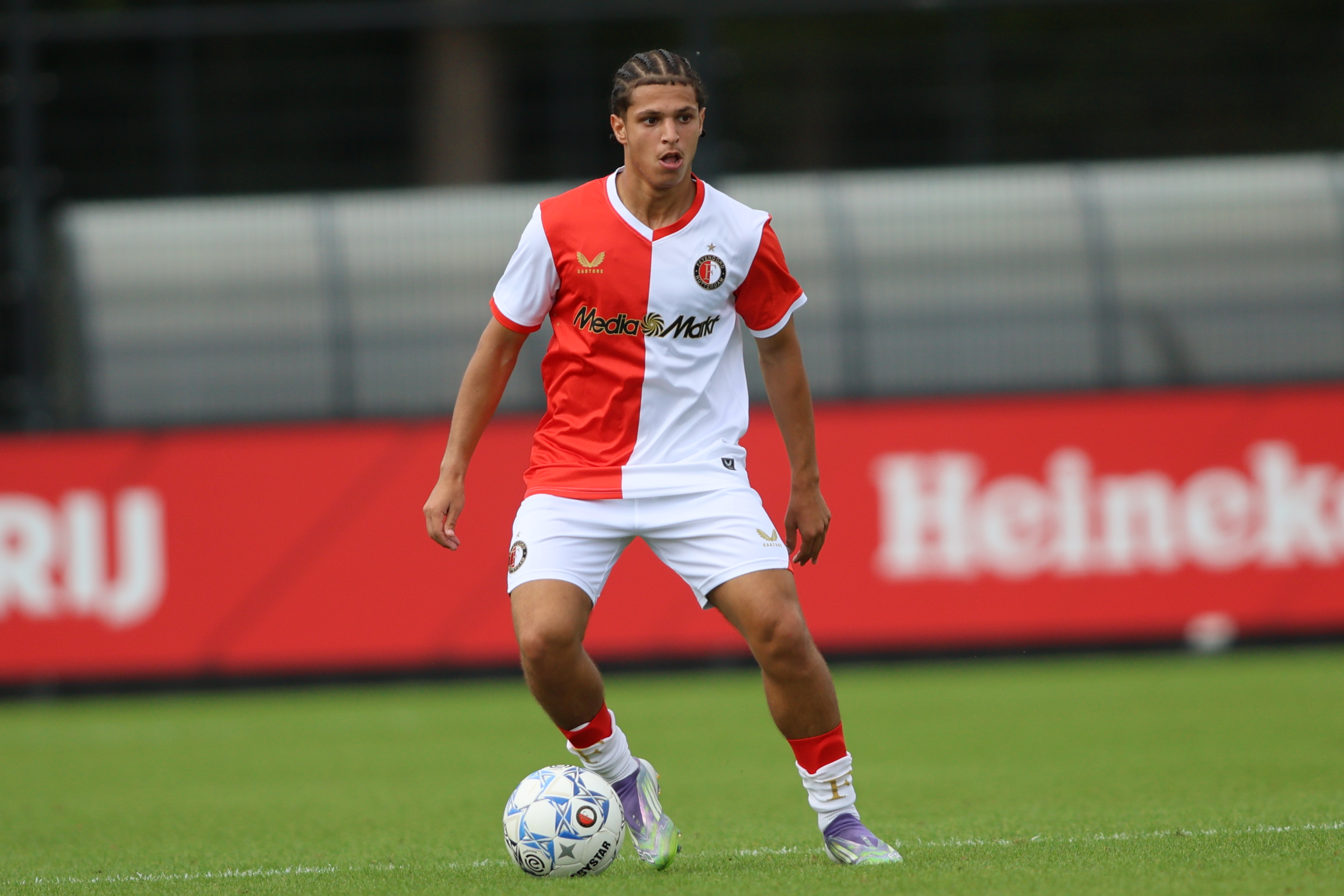 Feyenoord O21 geeft voorsprong uit handen in doelpuntrijk duel met SC Cambuur O21