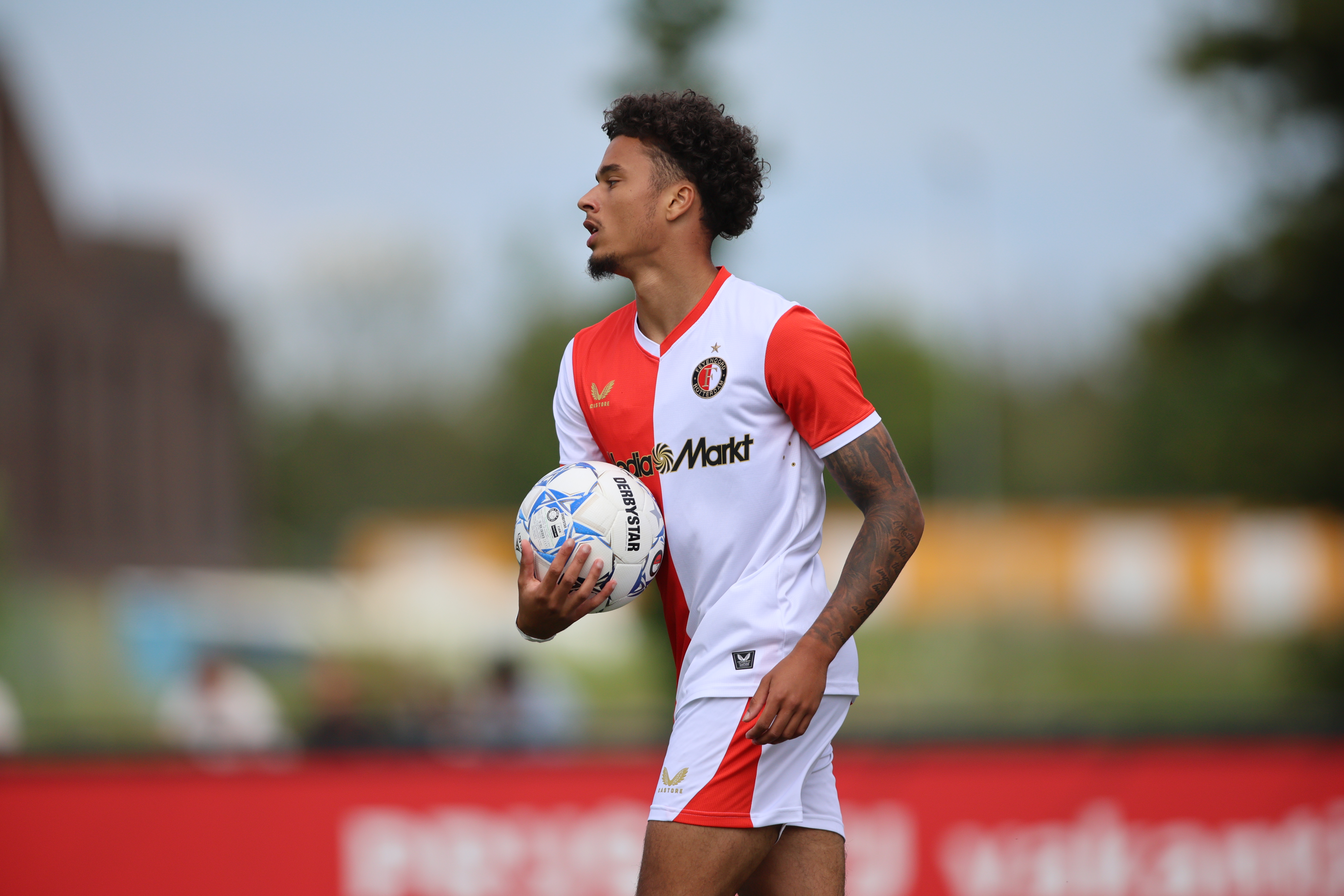 Fabiano Rust de grote man bij klinkende zege Feyenoord O21