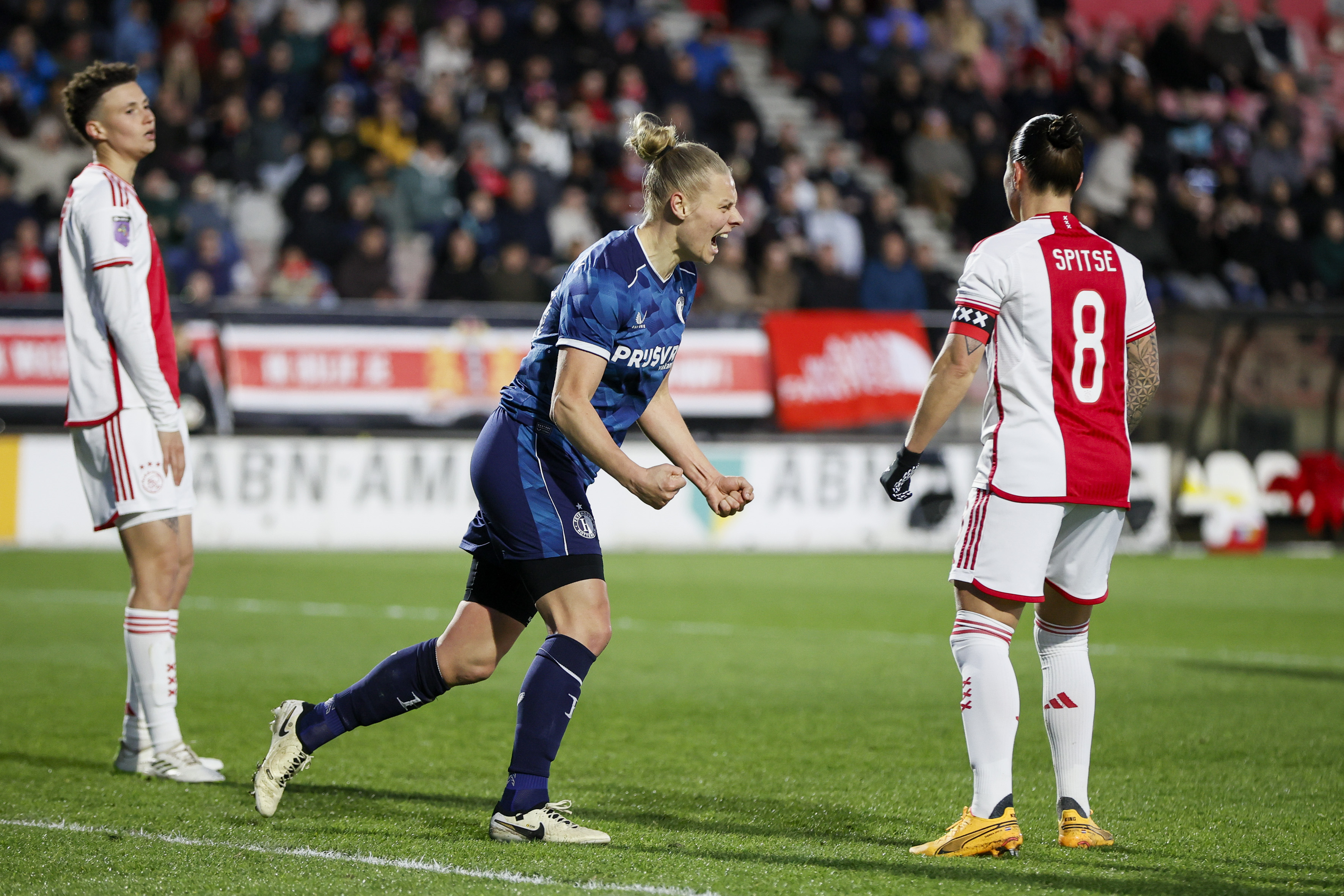 Van Kerkhoven: "Ik hou van spelen in het stadion. De Kuip en de grasmat zijn echt prachtig"