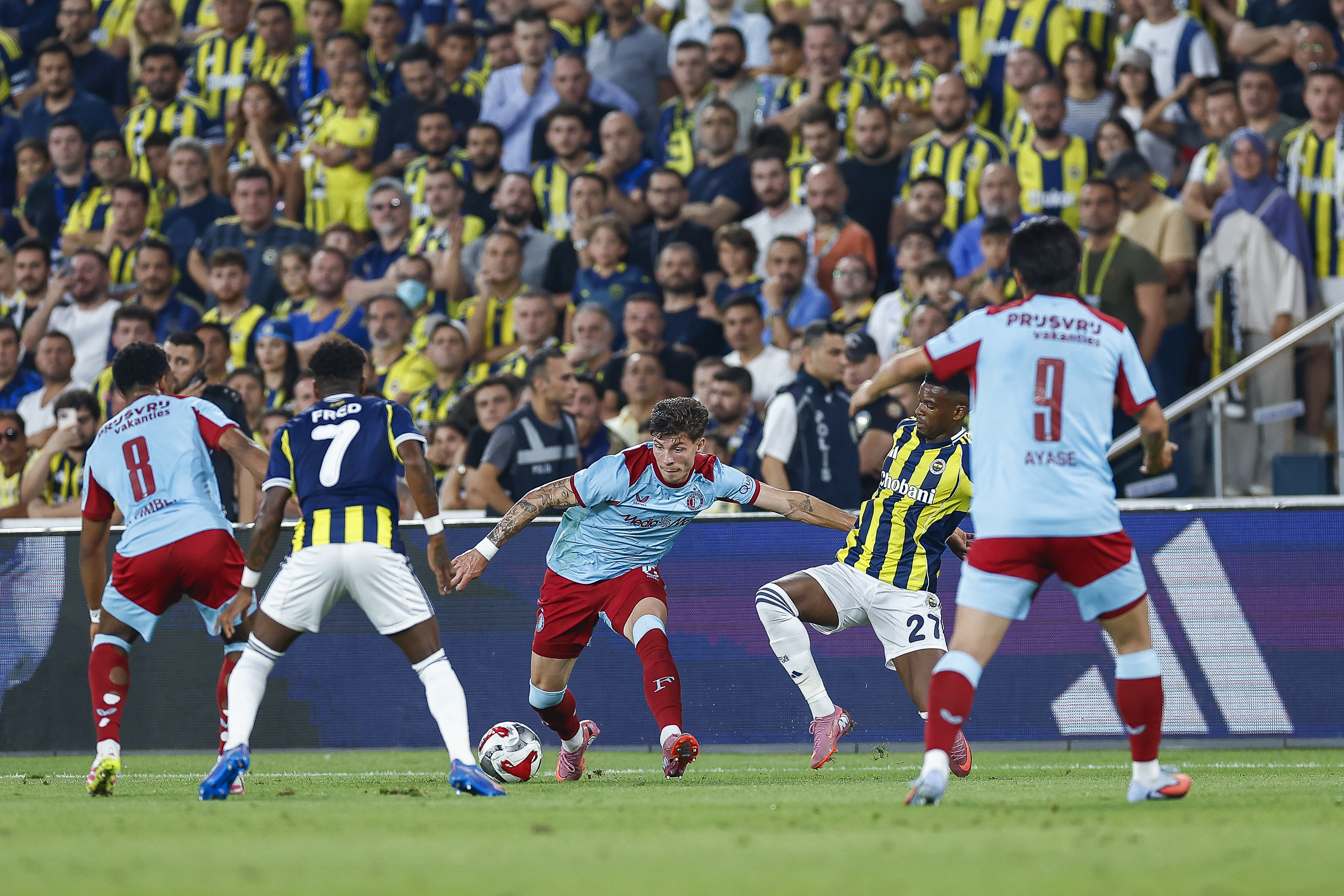 Liveblog • Feyenoord geeft voorsprong uit handen tegen Fenerbahçe • 5-2 [FT]