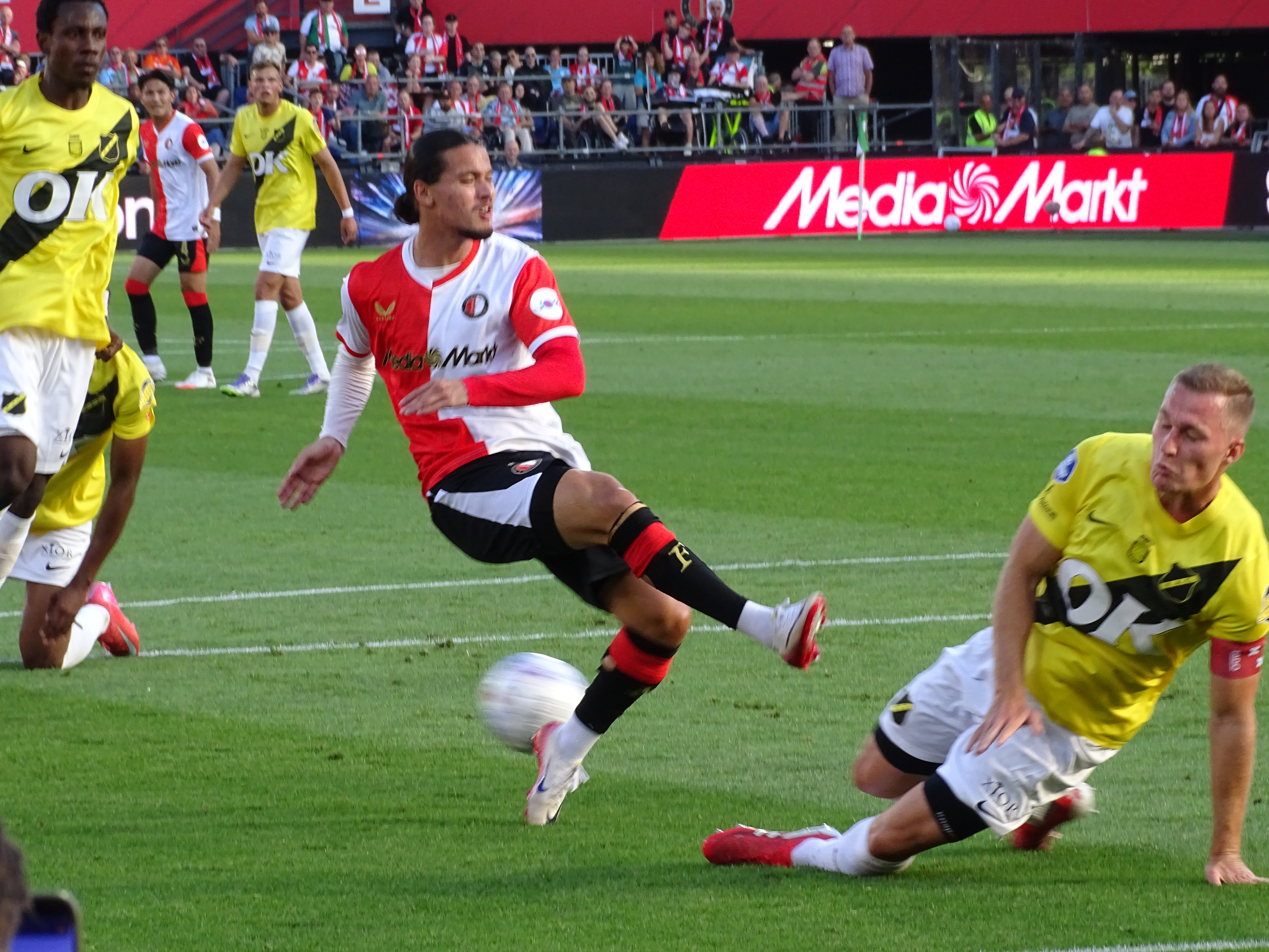Van Persie prijst 'Engels' NAC: "Een van de moeilijkste wedstrijden in Nederland"