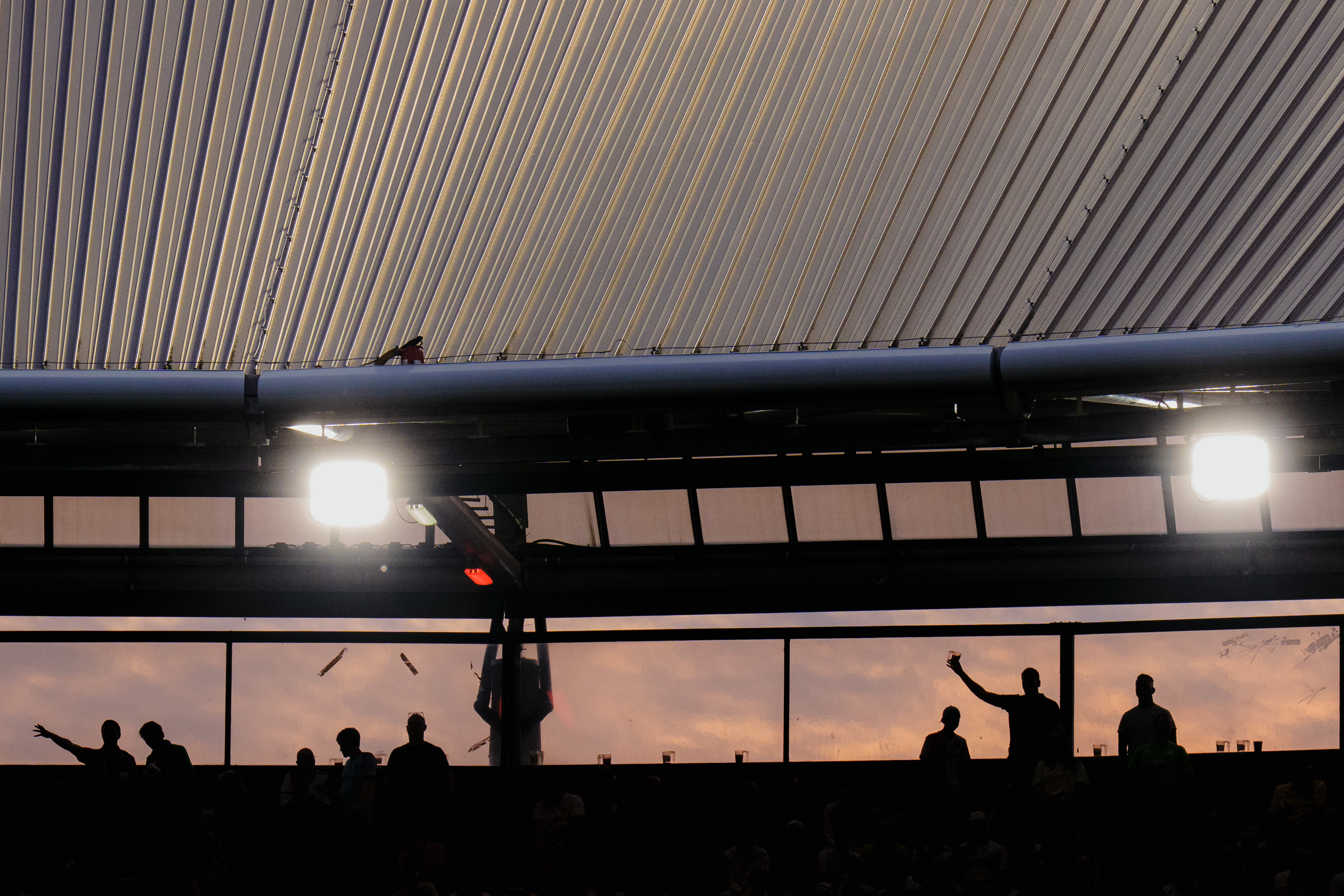 AD: Politie onderzoekt poging doodslag na mishandeling met paal in De Kuip