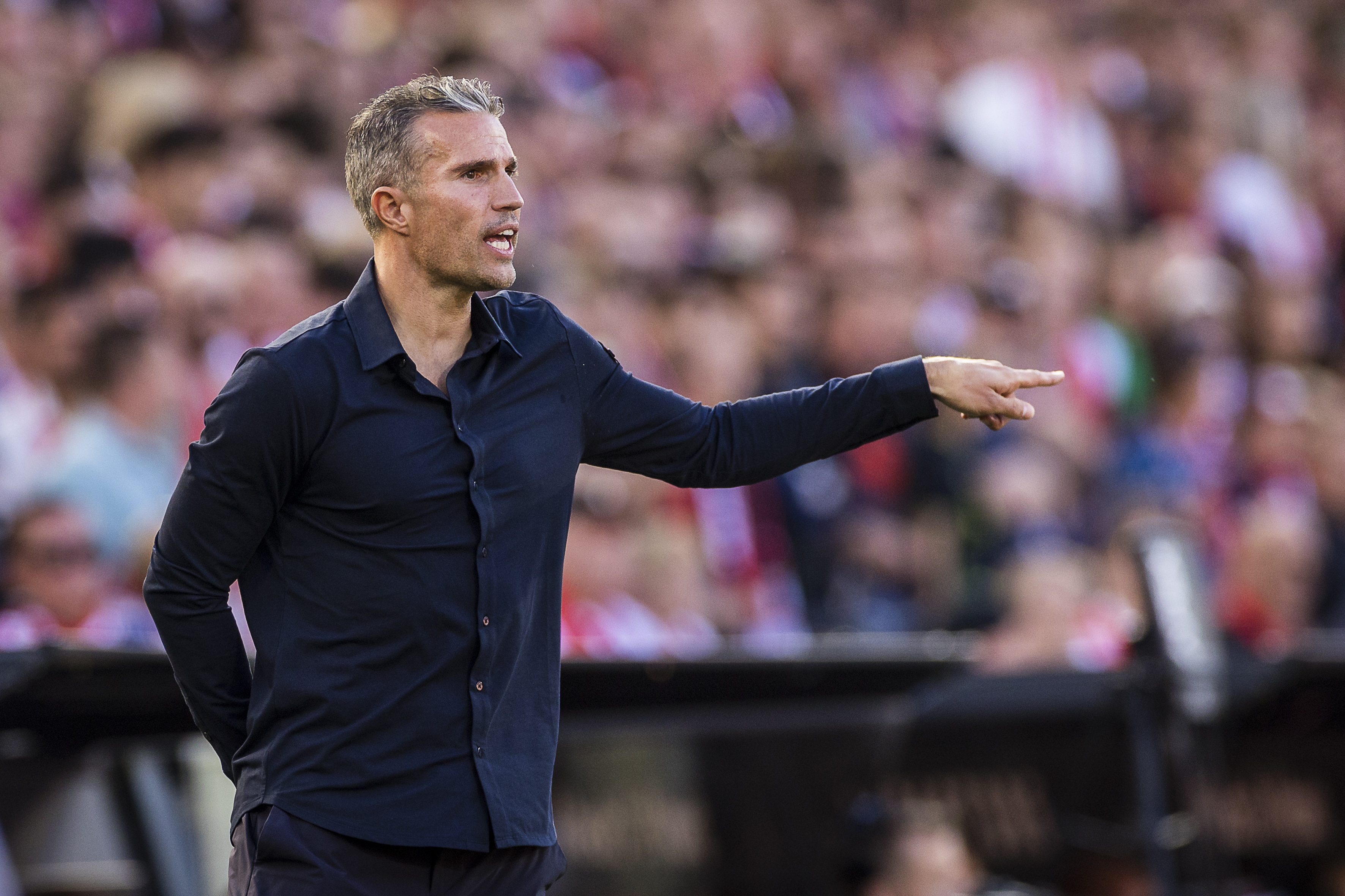 Van Persie houdt kaken stijf op elkaar over wedstrijdselectie tegen Excelsior: "Ga hem niet wijzer maken dan hij al is"