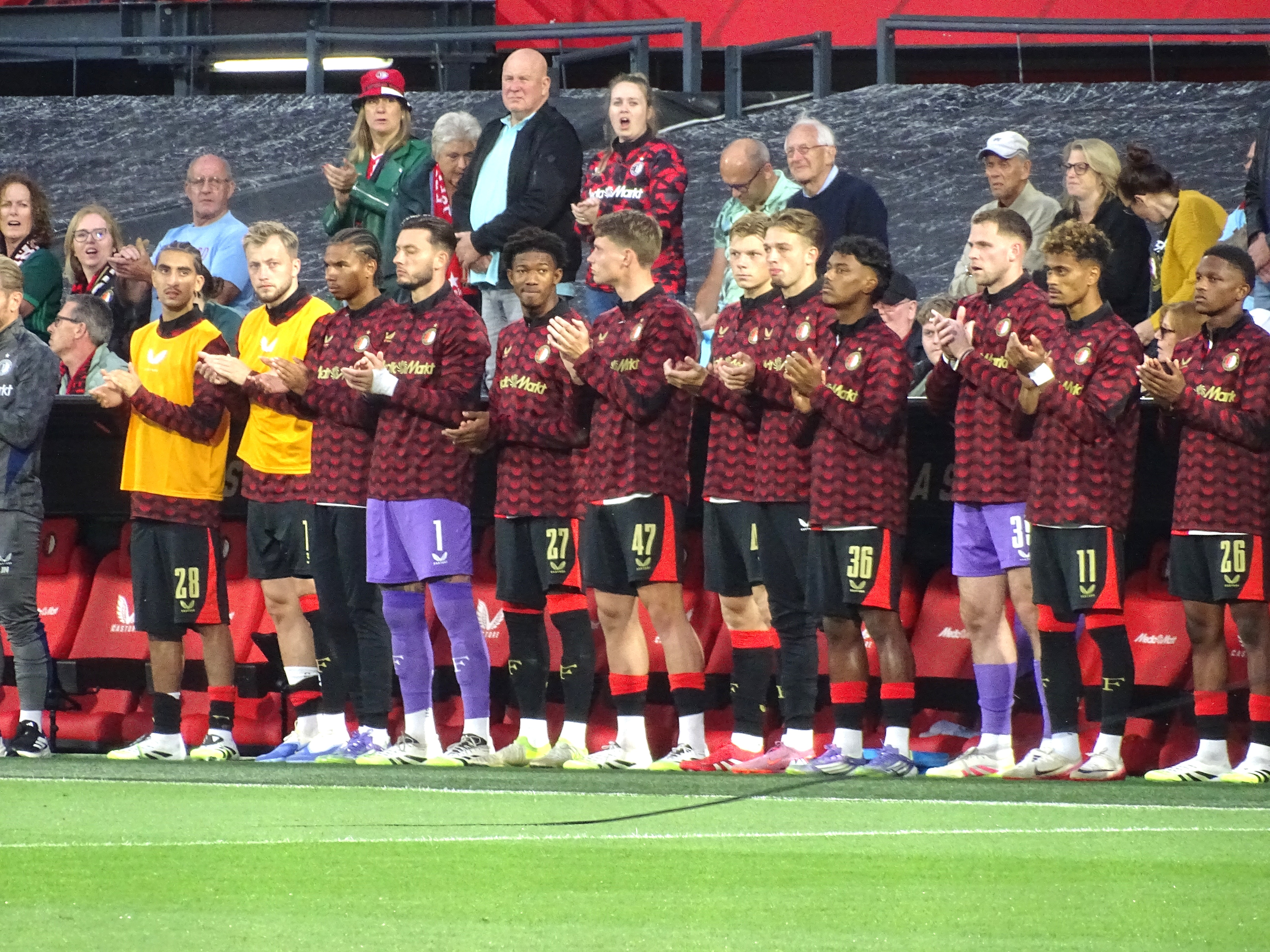 wissel-spelers-applaudiseren-ter-nagedachtenis-aan-ove-kindvall-jim-breeman-sports-photography