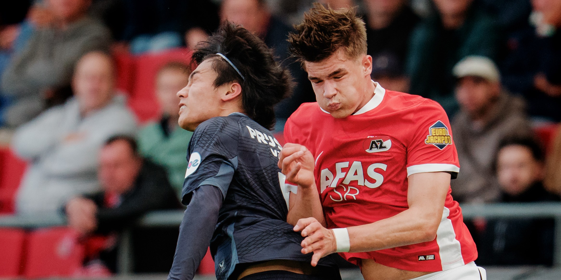 Van Hooijdonk haalt uit: "Hij is de lafste speler van de Eredivisie"