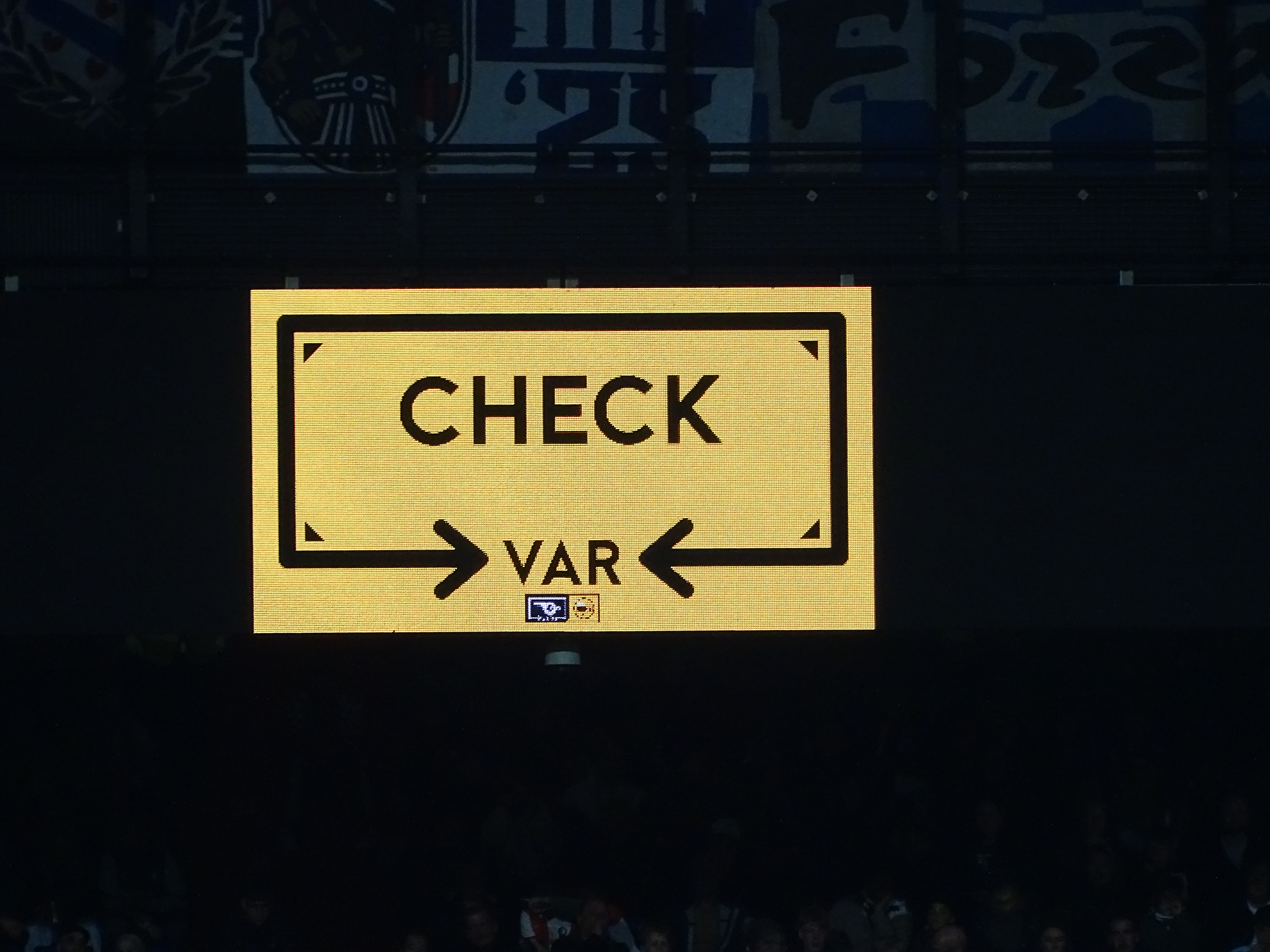 Spelregels op de schop: VAR grijpt vaker in, tijdrekken aangepakt