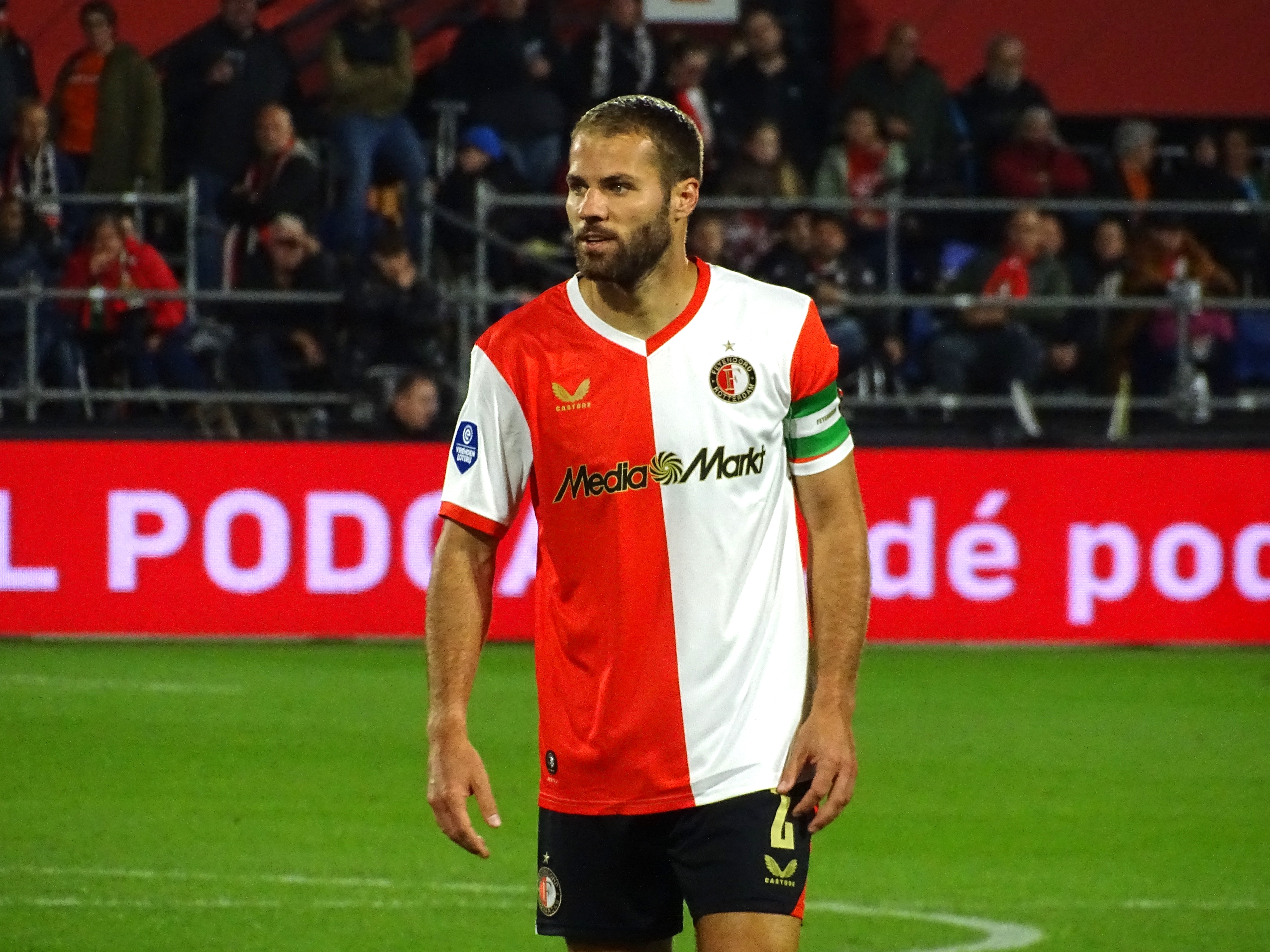 Van Persie geeft basisplaats aan Bart Nieuwkoop