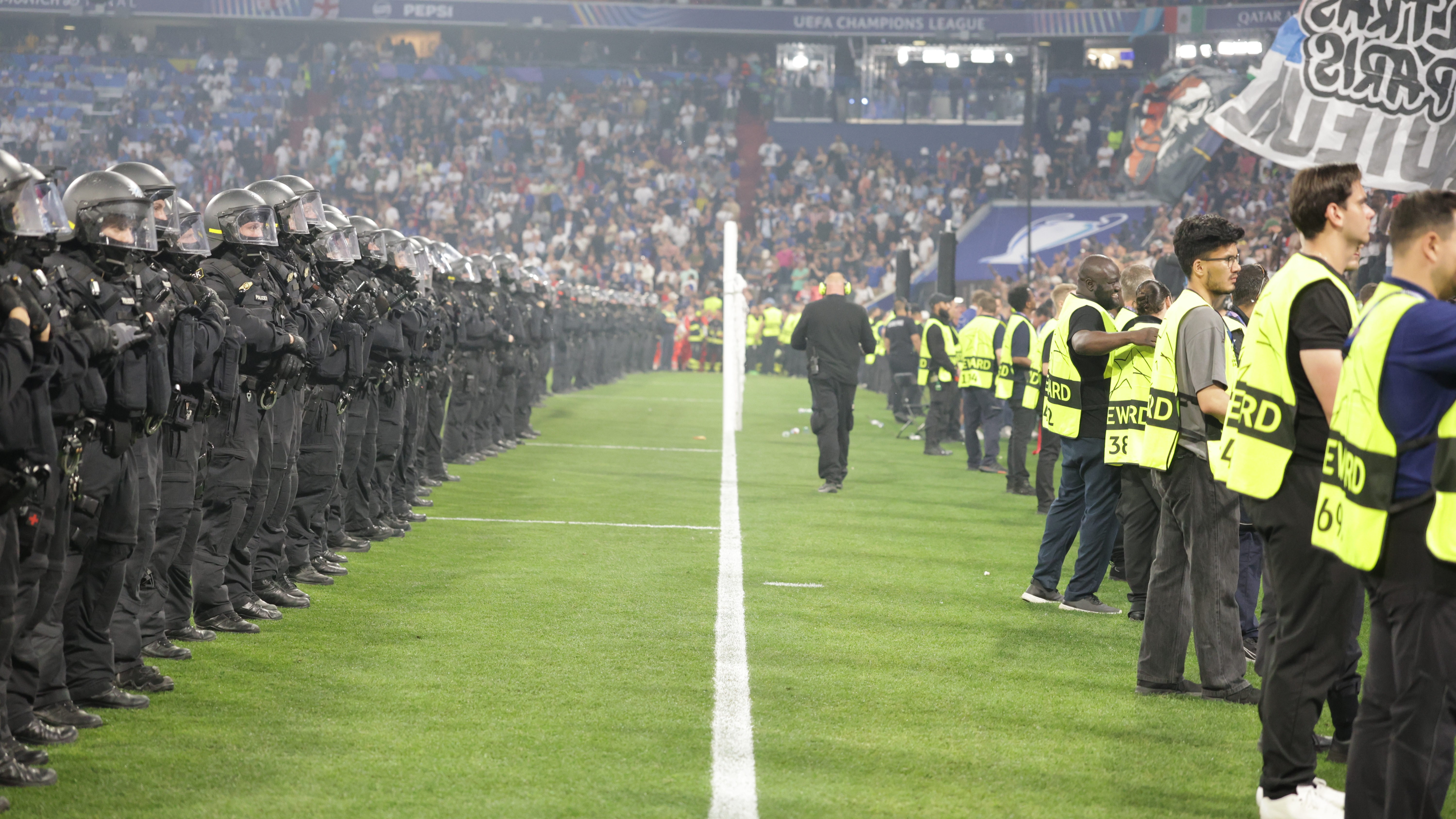 Stemwijzer (5) • Normalisering in stadions: 'Behandel uitsupporters als je gasten'