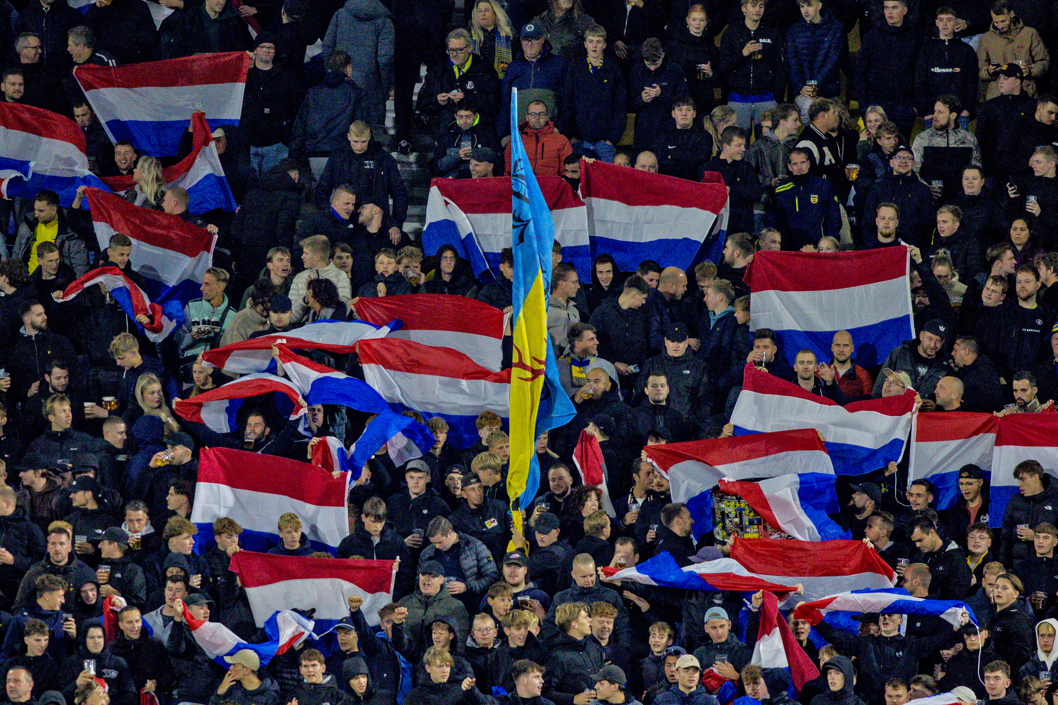 Stemwijzer (12) • Nederlandse vlaggen als stil protest in stadion: 'Mogen we trots op zijn'