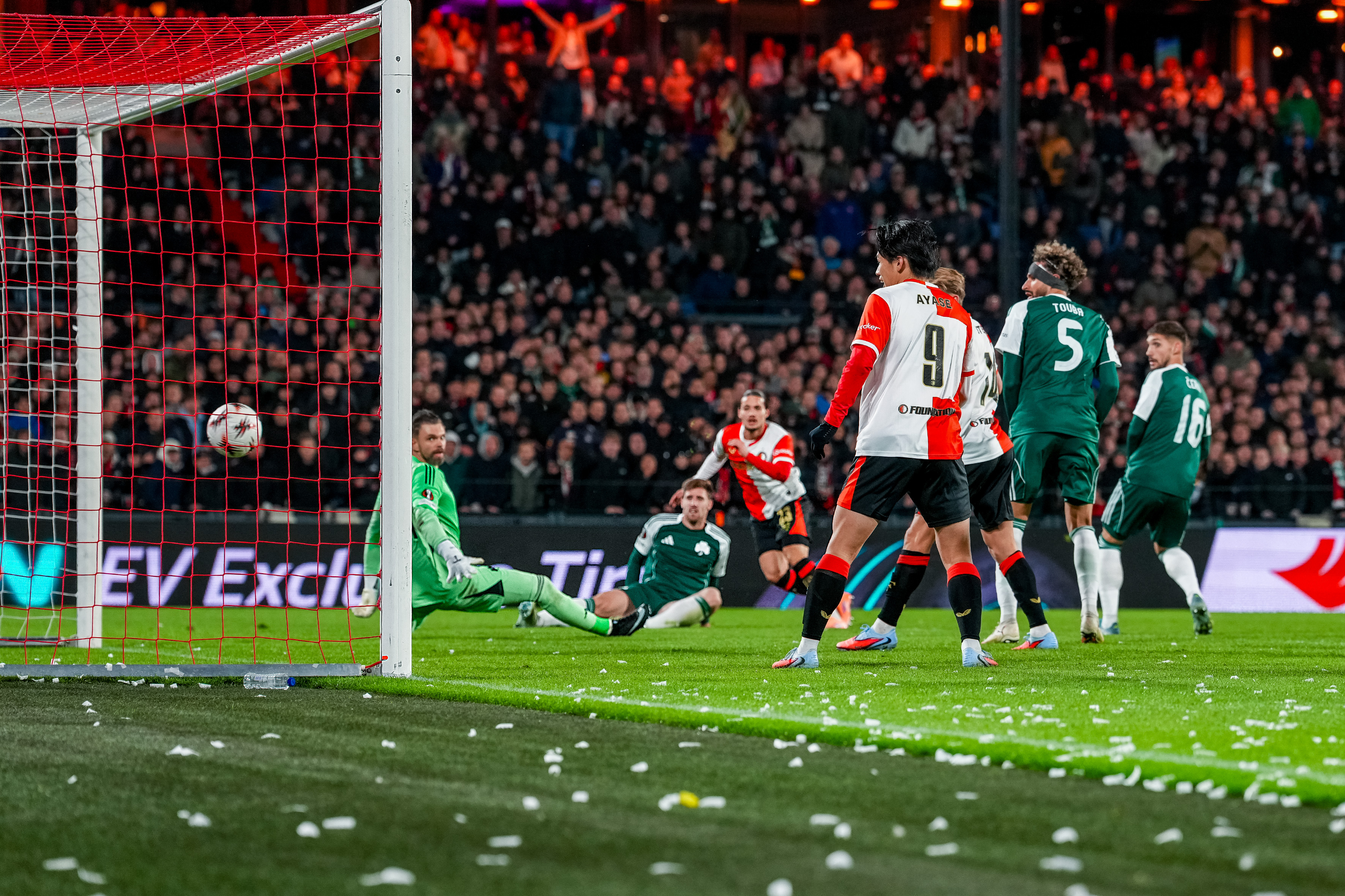 Liveblog • Feyenoord moeizaam naar cruciale winst in Europa League [3-1]