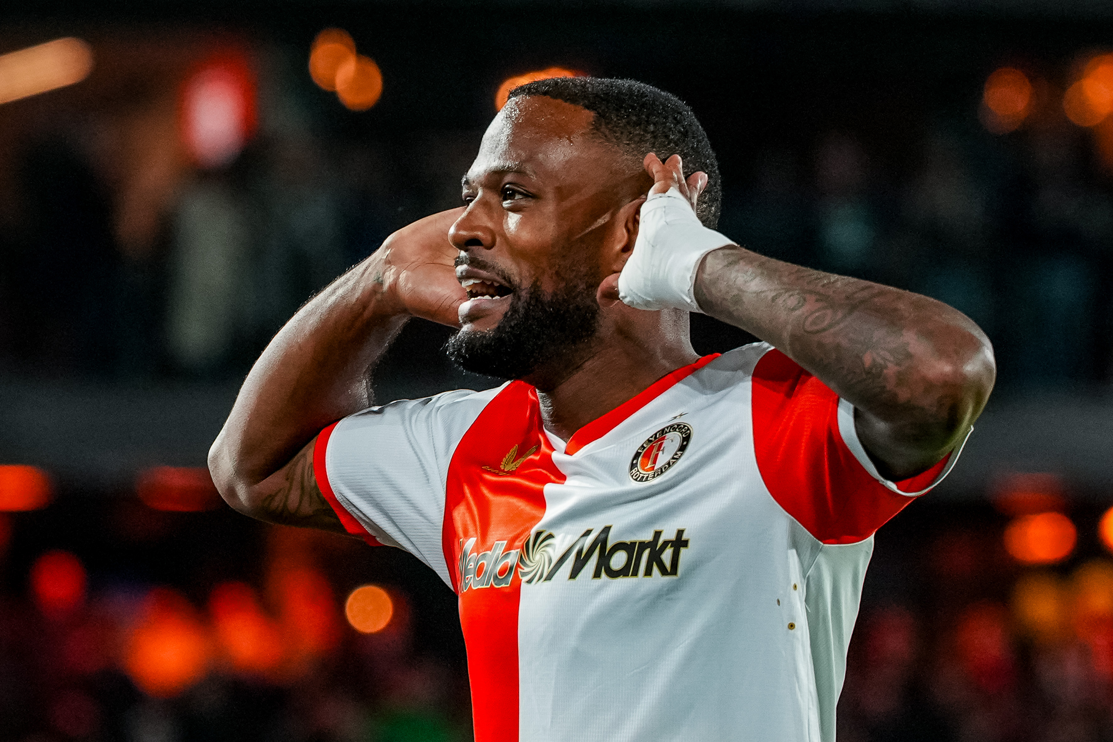 Larin blij met kolderieke eerste treffer: "Ik teken voor dit doelpunt"