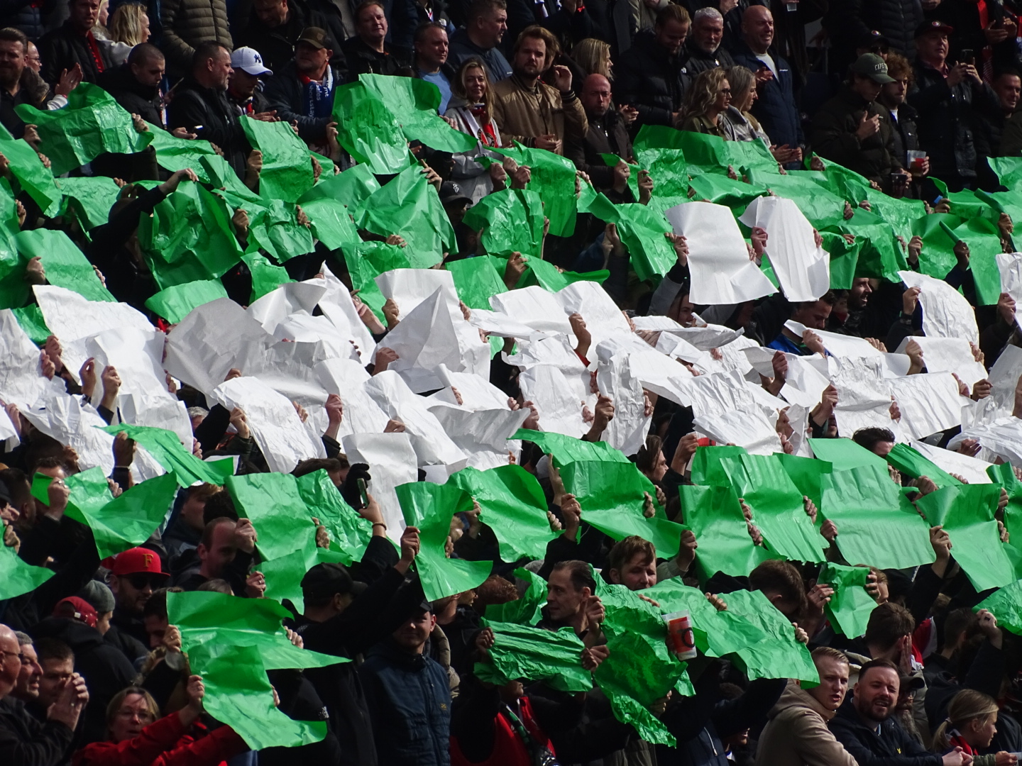 Conflict over vest op stoel in De Kuip escaleert in geweld: celstraf geëist na duel Feyenoord – PSV