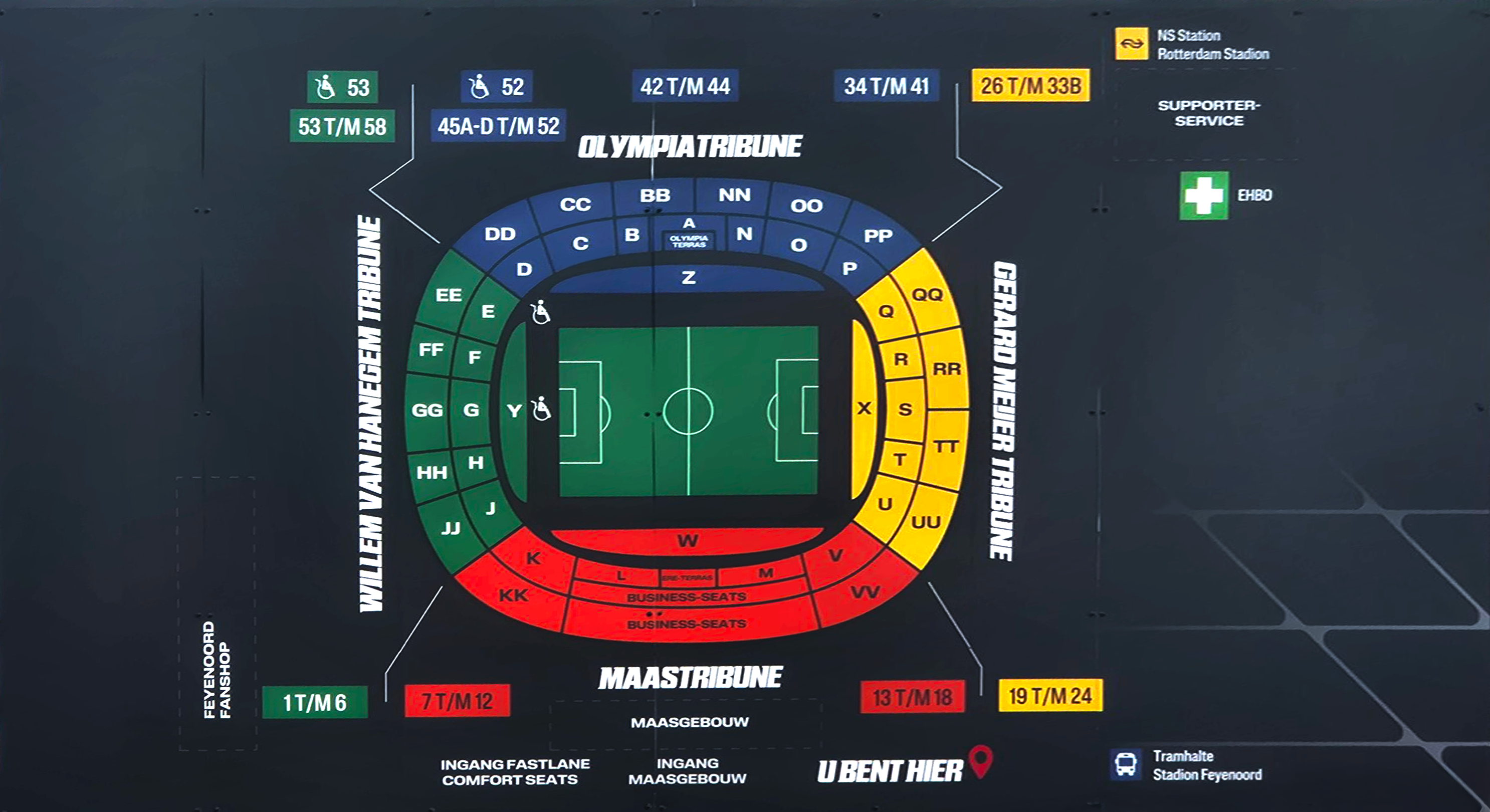 Invaliden onderweg naar andere locatie in het stadion