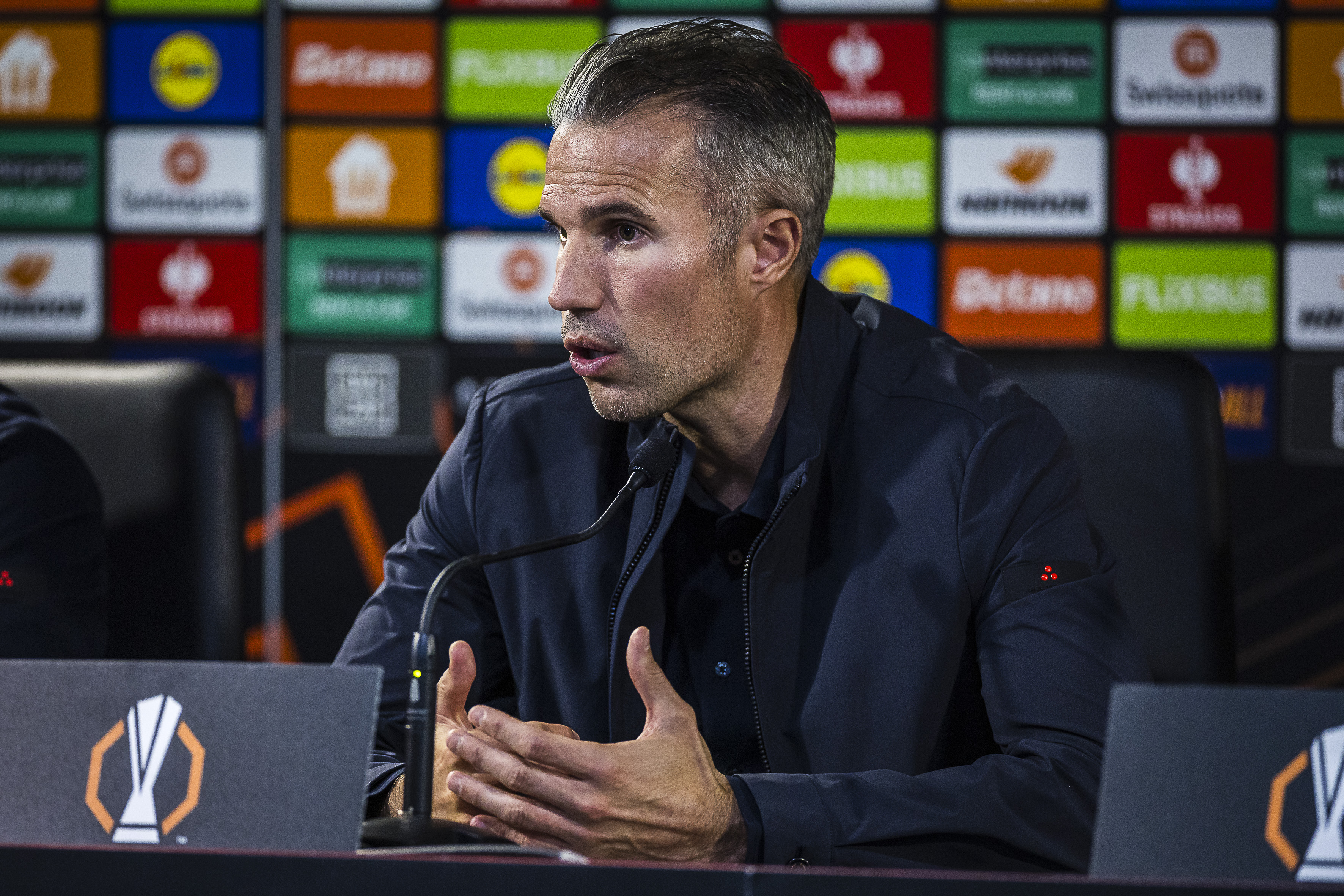 [LIVE 19:45] Van Persie blikt in Stuttgart vooruit op Europees duel