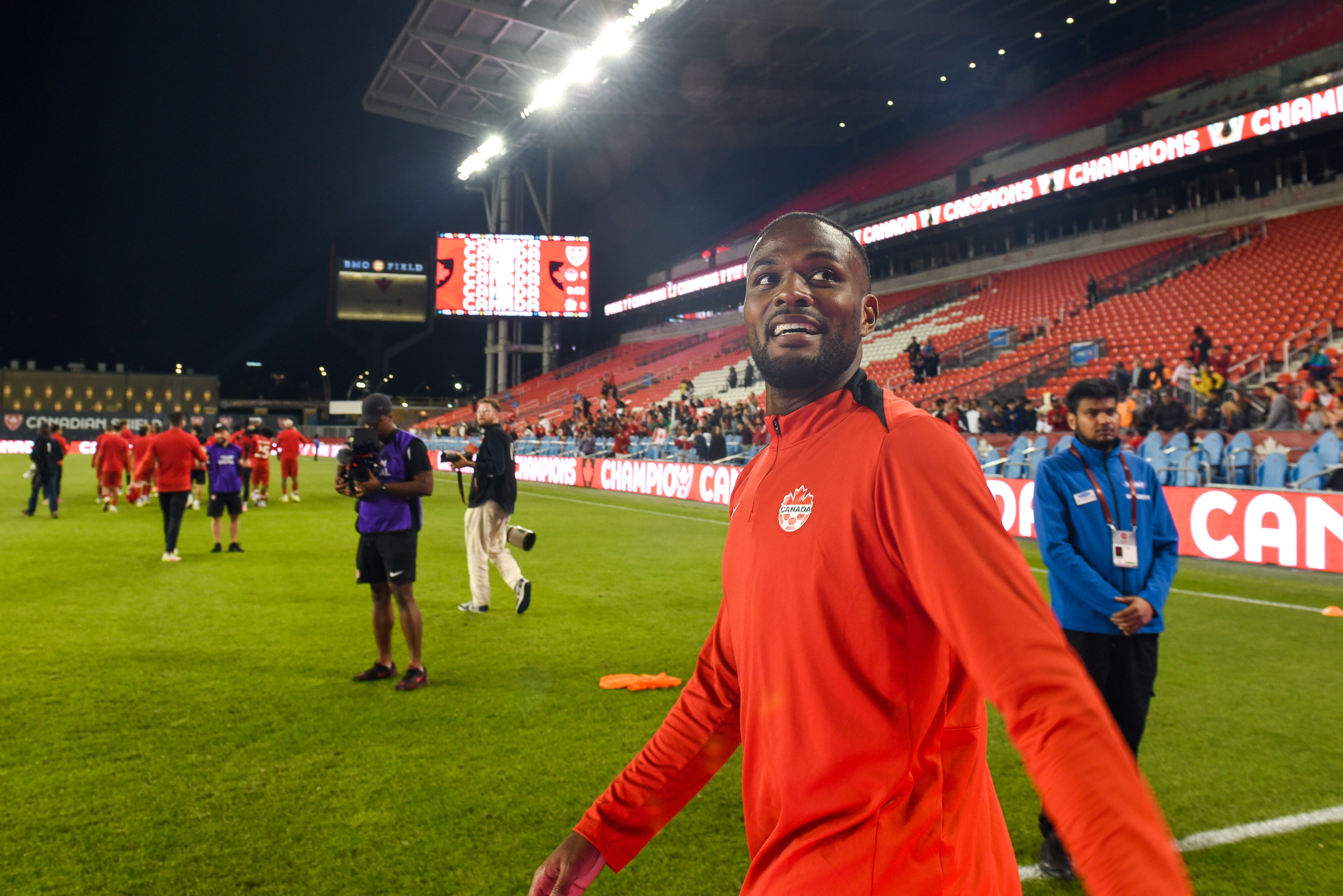 Larin raakt geblesseerd bij Canadees elftal en keert vervroegd terug naar Feyenoord